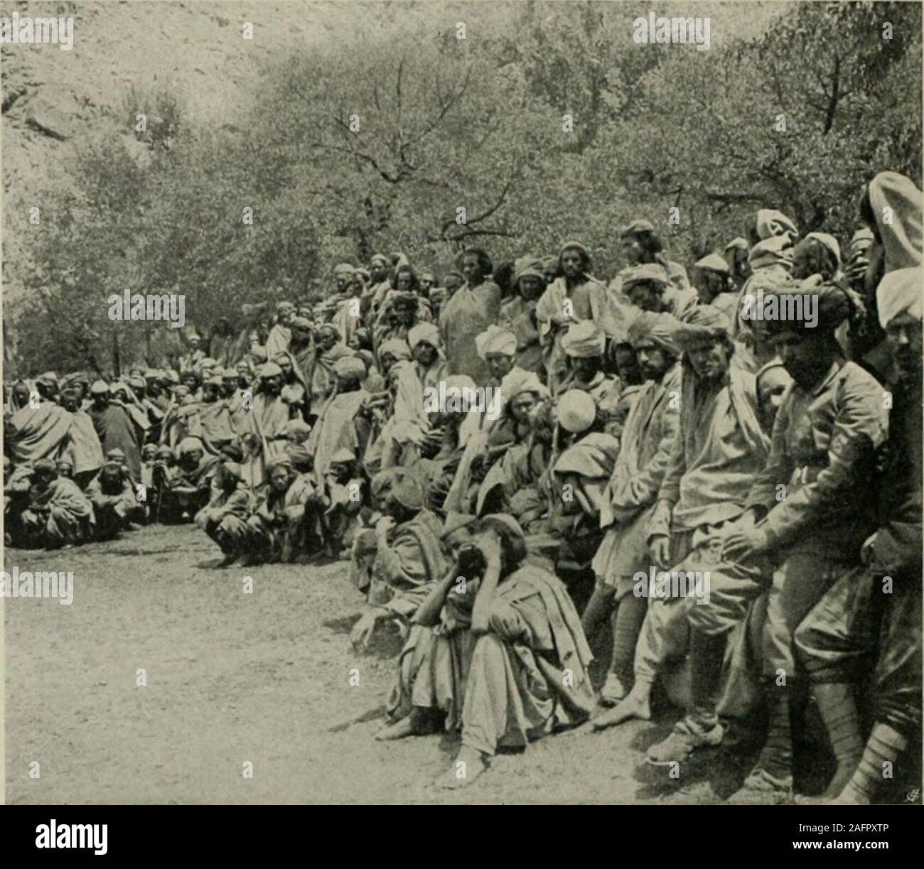 . Et de l'ouest Himalaya 1909 Karakoram, un compte de l'expédition de H. R. H. Prince Luigi Amedeo de Savoie, Duc des Abruzzes. Le CAMP À TOLTI. Végétation, parmi lesquels, en plus des habituelles les abricots, poplarsand les saules, nous avons noté le noyer, le poirier, l'avion et de mûriers, le lastfestooned avec des frondes de vigne de raisin. Notre chemin conduit en amont par la grande et prospère, village andwe dépassa les dak bungalow pour le polo, qui est sur le terrain (9221) I. 3118 Chapitre CIIV. 300 pieds de long et 100 pieds de large, à travers la petite vallée andsurrounded par les arbres ombragés, tout à fait en haut Banque D'Images