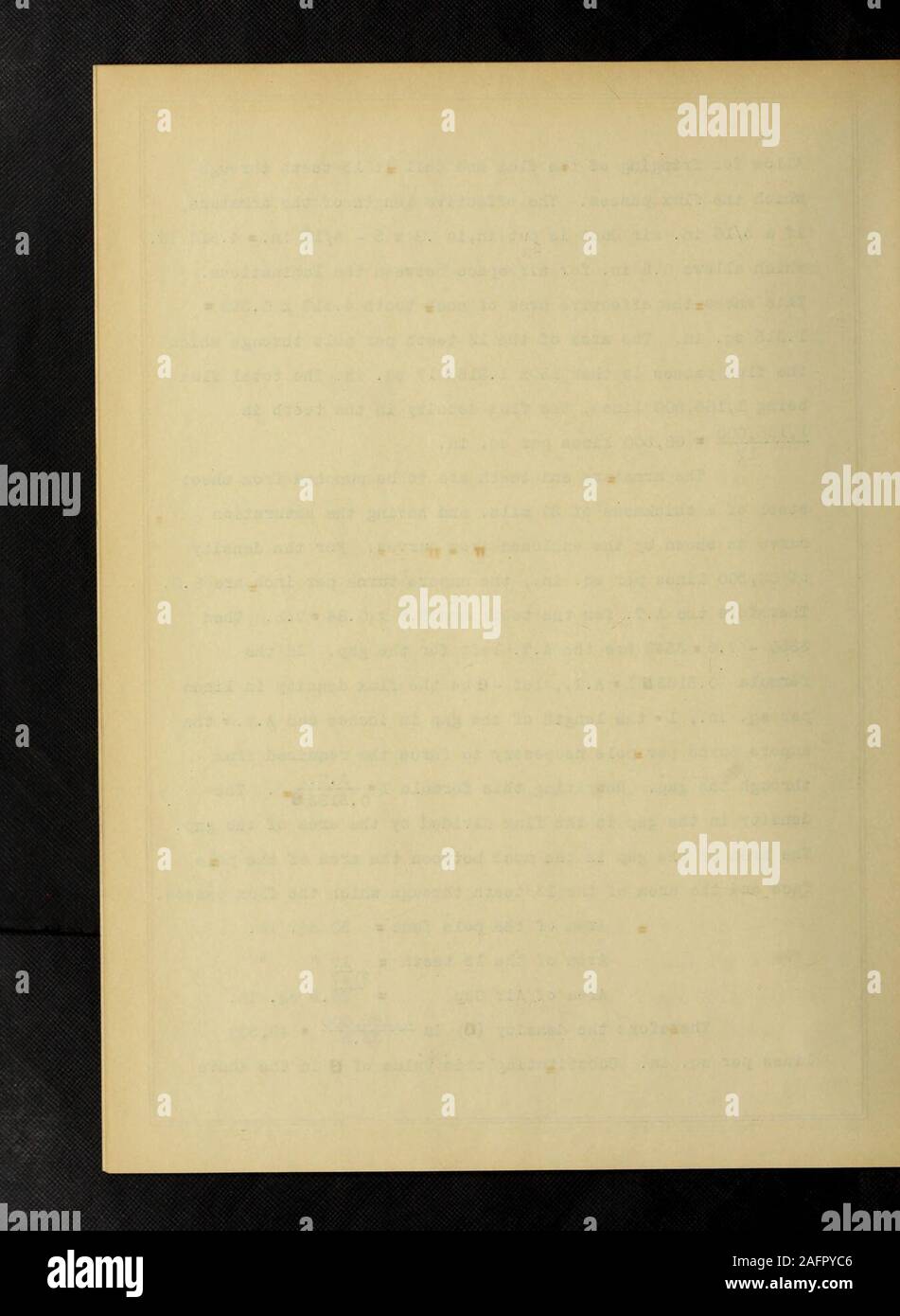 . Conception d'un générateur de courant continu et de standardiste pour une ferme centrale. r po2.17 L'armature et les dents sont d'être frappé d'une tôle d'acier d'une épaisseur de 20 mils, et d'avoir la courbe de saturation comme indiqué par le fer ci-joint les courbes. Pour la densité de 68 500 lignes par po2, les ampères-tours par pouce sont 8.9. Par conséquent, l'A.T. pour les dents sont 8,9 x 0,84  = 7,5. Puis 3350 - 3342 7,5 = sont l'A.T. gauche pour l'écart. Dans la formule 0 ,3133J3 1  = A .T., permettez--13 être la densité de flux en lignes par po2,, 1 = la durée de l'écart en pouces et A.T. = les ampères-tours par pôle nécessaire Banque D'Images