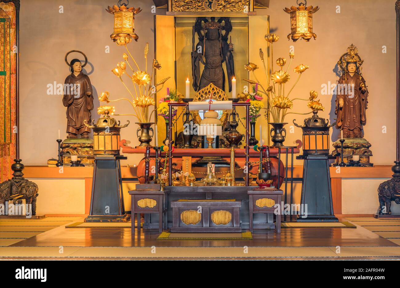 Statue en bois représentant l'un des quatre rois célestes Botamochi déité dans le Bouddhisme Tendai temple Tennoji dans le cimetière de Yanaka Tokyo. Banque D'Images