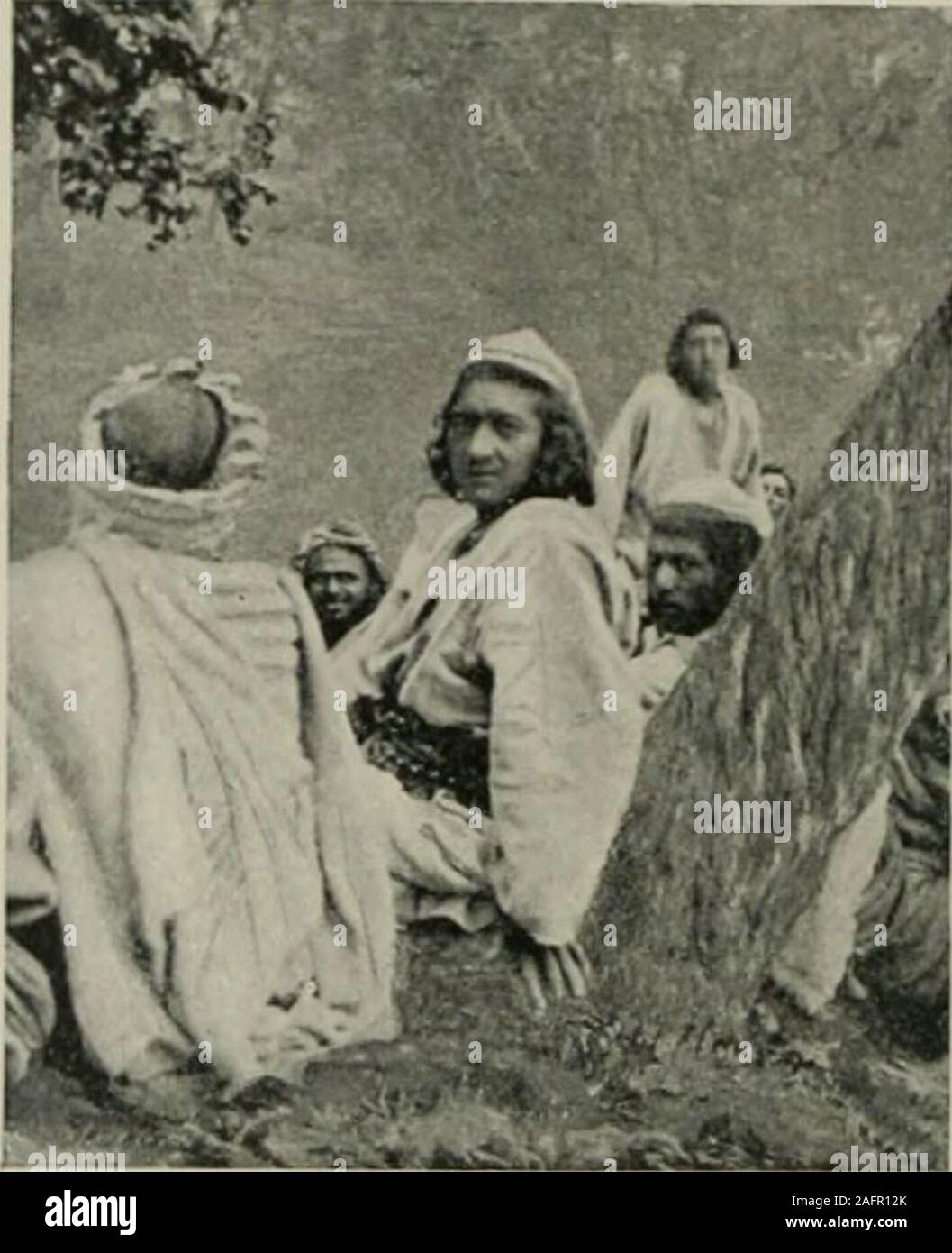 . Et de l'ouest Himalaya 1909 Karakoram, un compte de l'expédition de H. R. H. Prince Luigi Amedeo de Savoie, Duc des Abruzzes. t une distance de adozen ou afin de triage. Cependant, ils ne peuvent pas s'envisager comme l'peopleof maladive la haute vallée de l'ARD, mais semblent robustes, en bonne santé et bien nourris. Ilssont nés porteurs. Leur démarche est souple et courte, même à l'worstparts du chemin, et leurs arrêts sont fréquentes et brèves. Il shavea large bande au milieu de la tête, du front jusqu'au-delà. thecrown Le reste des cheveux est autorisé à cultiver longtemps, et chutes en curlsaround la circulaire Balti pac. Ceux Banque D'Images