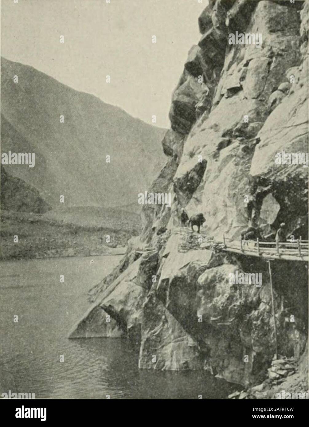 . Et de l'ouest Himalaya 1909 Karakoram, un compte de l'expédition de H. R. H. Prince Luigi Amedeo de Savoie, Duc des Abruzzes. qui peuvent bebrought sous irrigation, et ce domaine n'est pas capable d'extension.s sont ainsi contraints d'émigrer en grand nombre au Cachemire, Simlaand le Pendjab à la recherche de travail et les moyens de subsistance. À partir de la réunion de l'ORD et de l'Indus vers Skardu est à environ86 kilomètres sur la rive gauche de l'Indus, avec une baisse d'environ 1 500 pieds. Nous avons couvert la distance en six étapes. Le chemin d'waseverywhere en bon état, de toute évidence, ces derniers temps, de sorte que je Banque D'Images