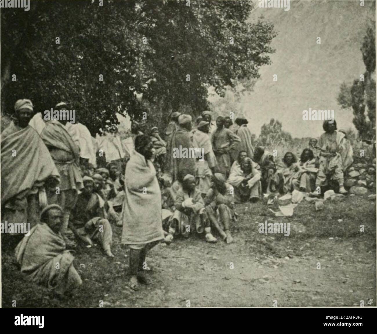 . Et de l'ouest Himalaya 1909 Karakoram, un compte de l'expédition de H. R. H. Prince Luigi Amedeo de Savoie, Duc des Abruzzes. inscriptionsand inscrit des Symboles Bouddhistes ici et là sur le chemin sur les roches, certainement prouver que les Baltis ont franchi le samerehgious phases comme le reste de l'Inde du nord. En plus des Baltis proprement dite, qui constituent le plus gros de la population,il y a au Baltistan petites colonies d'un peuple connu sous le nom de descente,Brokpas Dard et rehgion bouddhiste, dont l'idiome, les douanes et l'casteare propres aux individus.^ensuite Ils sont moins civihzed que le Balti Banque D'Images