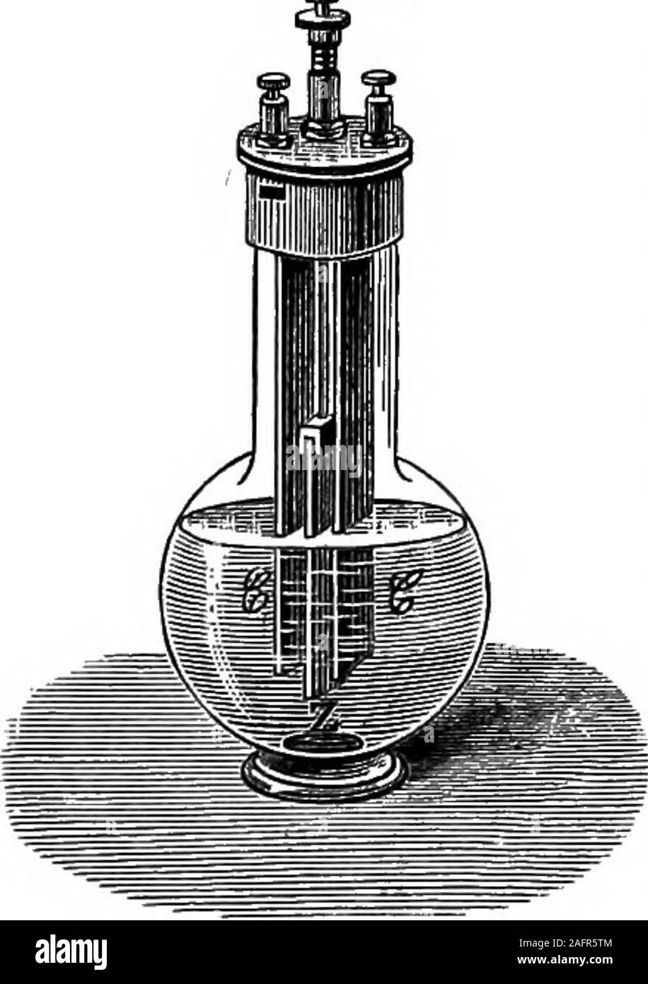 . Les principes de la physique. réprimandé à la plaque négative (orpositive pôle). Une substance utilisée à cette fin est termeda depolarizer. Un mélange d'une solution. de cristaux de chromate de potassium-bi dans l'eau avec une quantité appropriée de l'acide sulfurique, ofdilute forme un depolarizer comme est utilisé dans le soi-disant biohromate les batteries. D'autres substances dépolarisant dans usage commun sont bi-chromate de sodium, acide nitrique(un excellent depolarizer butvery répréhensible de compte le corrosif et unwhole-fumées certains auxquels il givesrise), l'acide chromique, peroxyde d'ofmanganese, sulfate de cuivre,etc. 438. Banque D'Images