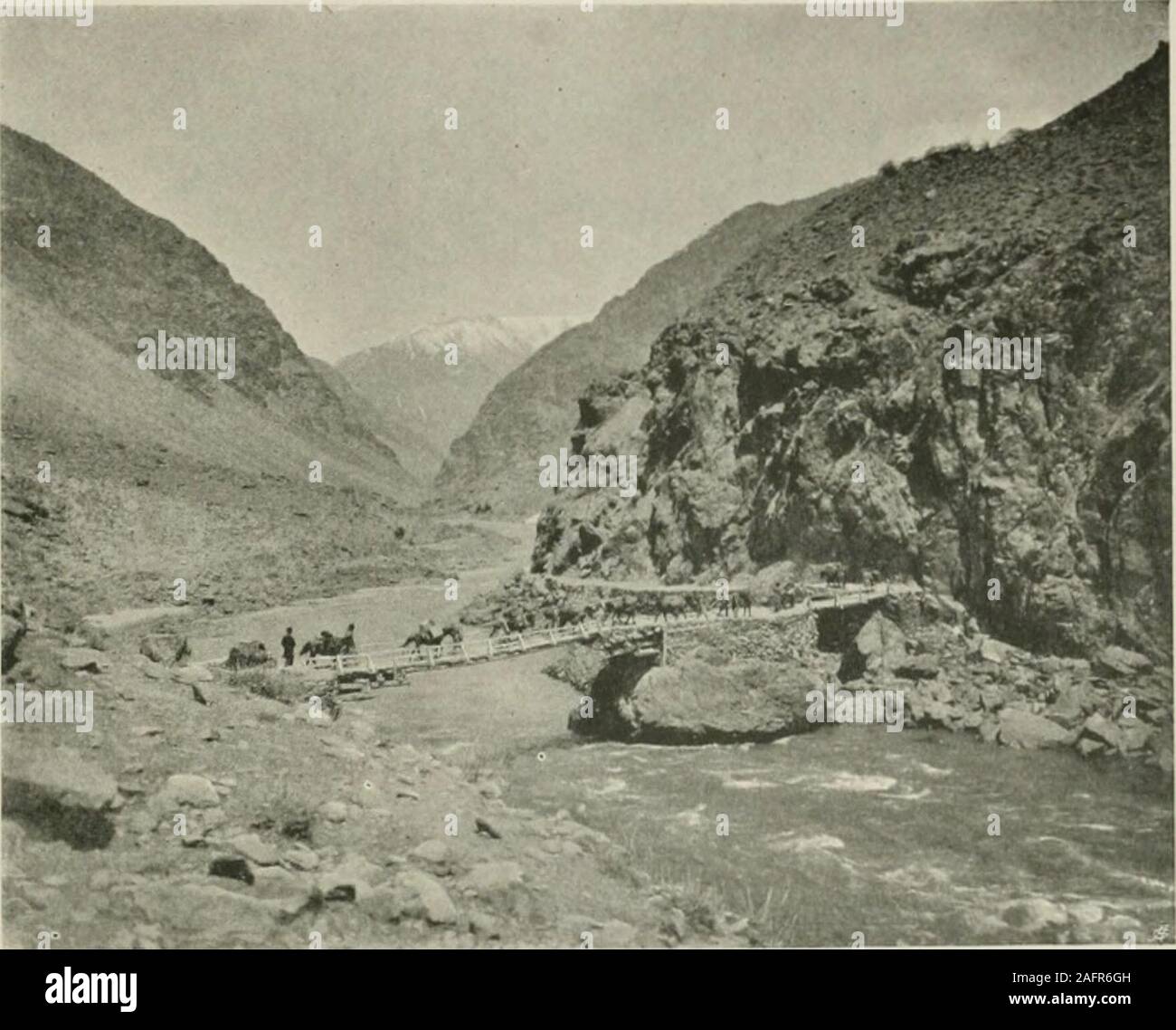 . Et de l'ouest Himalaya 1909 Karakoram, un compte de l'expédition de H. R. H. Prince Luigi Amedeo de Savoie, Duc des Abruzzes. Les ARD Tho 79 Vallev qui la Shikari Abdullah suivie avec convoitise, pointant à themout-nous pendant plusieurs heures. Toute cette partie supérieure de la vallée de l'Ard, asfar comme l'endroit où la route bifurque à Leh, est habitée par amixed la population. Parmi les coolies recrutés à led.s et l'peoplewe rencontré sur la route et dans les villages et les champs, l'Mongoltypes ont été nombreux et peut-être dans la majorité, avec leurs pommettes saillantes, slantingeyes hairle et Banque D'Images