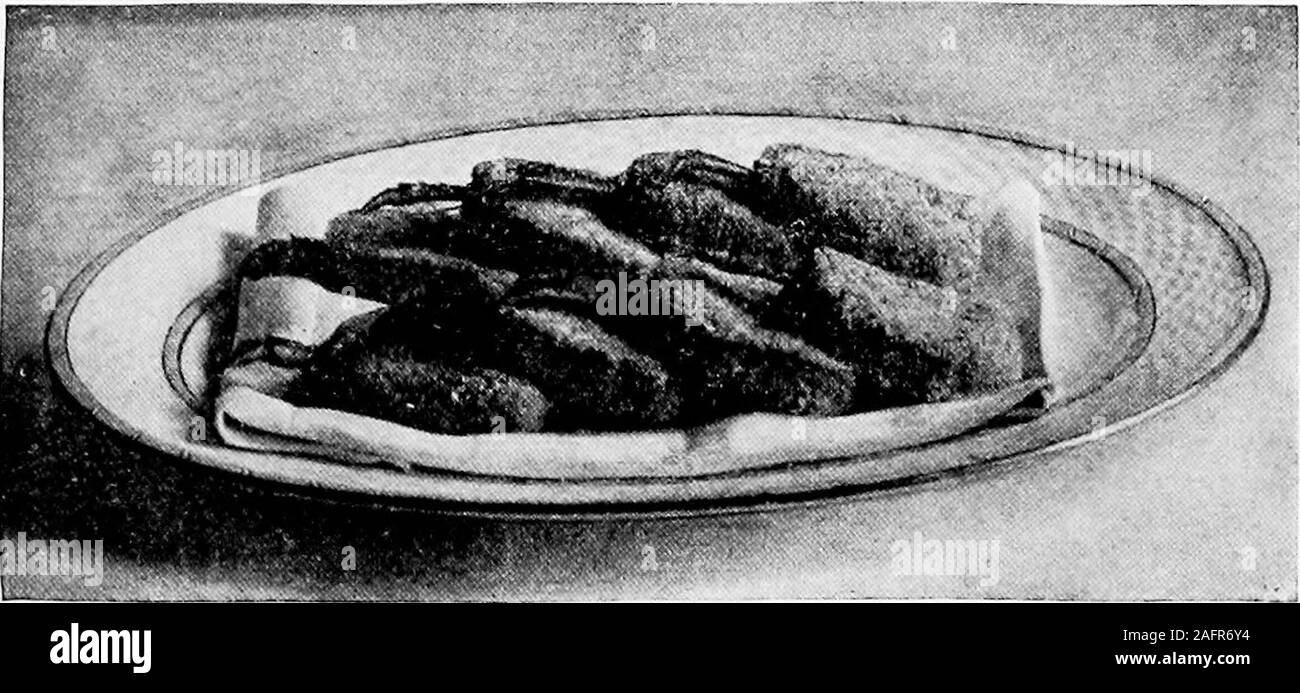 . Le siècle cook book : avec un nouveau supplément d'une centaine de recettes de especial l'excellence. Côtelettes, homard servi debout.. LOBSTEE les côtelettes. SHELL-PISH, LOBSTEES 139 avec le CESAB, sauce blanche, l'étaler sur un plat pour refroidir ; quand suffici-prudemment le froid, moule dans la forme de côtelettes. Puis tremper dans l'oeuf, la mie de pain (infresh rouleau voir croquettes, page 293), et l'immerger jusqu'à la graisse inhot fried à une couleur ambrée. Les côtelettes se moulera betterif le mélange est parti pour un peu de temps à durcir. Les côtelettes mayalso stand pendant quelques heures avant d'être cuits. Formes d'étain aremade pour mouler des côtelettes, mais elles sont facilement s Banque D'Images