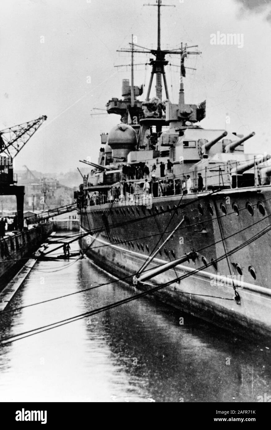 Croiseur lourd allemand Prinz Eugen - Se préparer à quitter Kiel, Allemagne, vers début 1941. Remarque sommier antennes radar monté sur l'avant de son télémètre boucliers. À cette époque, l'Allemand' a été utilisé pour radar à sécurité oculaire uniquement, pas de déviation. Notez également l'hélice repliable protecteur à côté de sa coque. Banque D'Images