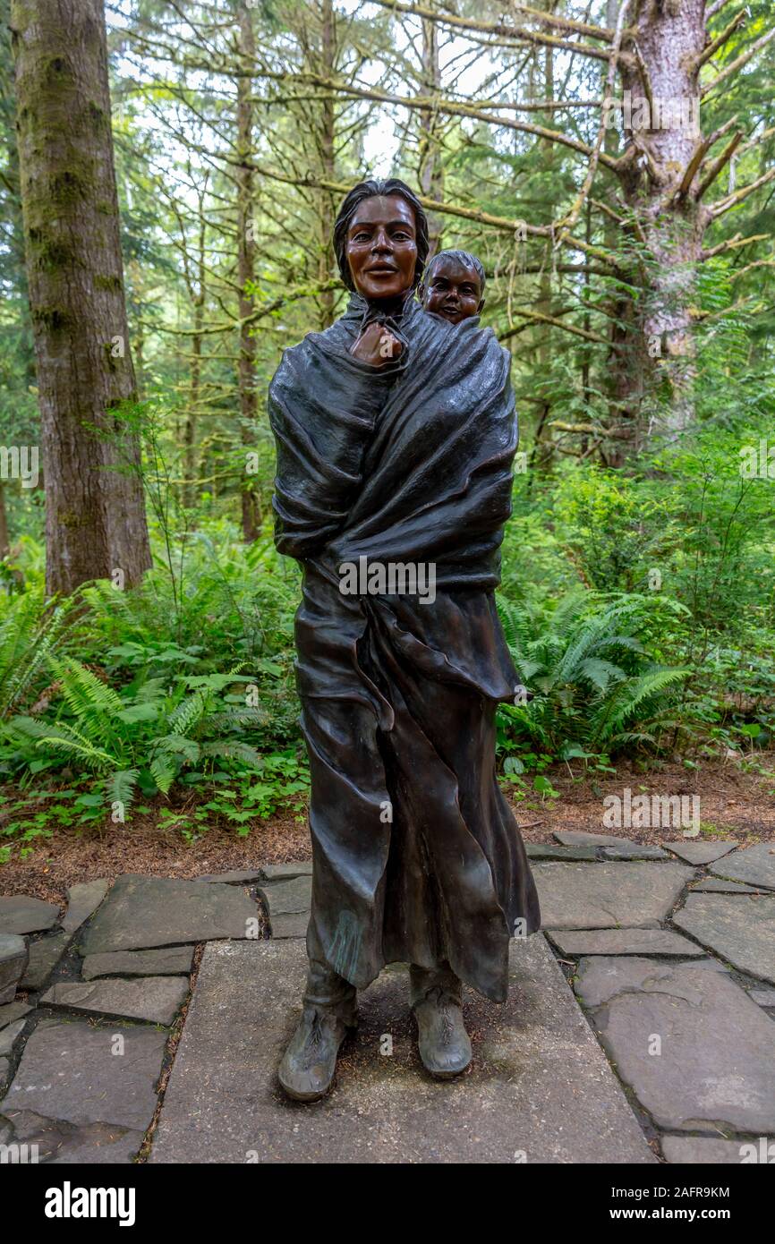 28 mai 2019, l'Astoria, Oregon, USA - Statue de Sacajawea at Historic Fort Clatsop, Oregon, site de l'expédition Lewis et Clark - 1804-1806 à l'extérieur de l'Astoria, Oregon Banque D'Images