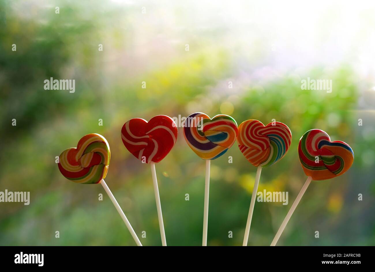 Bonbons bonbons en forme de coeur plein de couleur sur fond flou, définissez la couleur de bonbons sucettes arc-en-ciel, cadeau pour la Saint Valentin day Love concept Banque D'Images