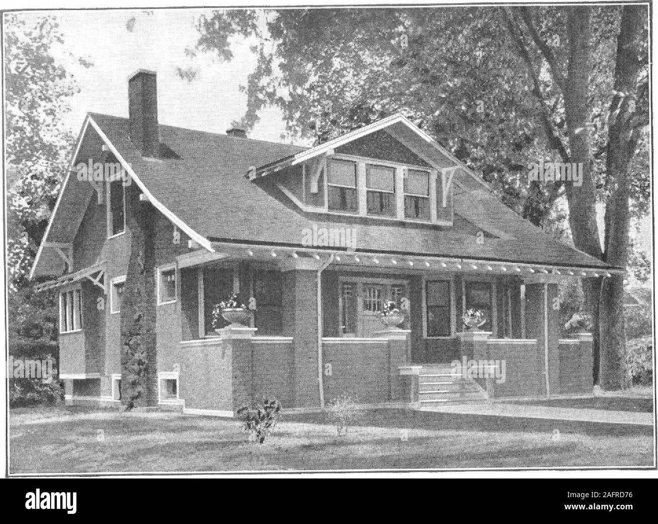. Plan d'un livre de Harris maisons. JLCOHD BAFOUENT HARRIS BROTHERS COMPANY, 35e Rue et de fer, CHICAGO, ILLINOIS, page 44. Harris Accueil n° L-1516 La taille32 pi. x 26 pi. Roomsand 8 Baignoire 1 ., :* t . 1 Je vous pouvez construire ce bungalow artistique dans la localité plus feelingof avec une fierté, pour qu'il ne manque de rien en élégance extérieur ou intérieur,dollar investi dans ce bungalow apparaît sur l'extérieur ou dans thebeautiful confort et commodité.Étudier l'image ci-dessus et vous trouverez de nombreux très pleasingfeatures trop nombreux pour mentionner. De la salle centrale la véritable élégance de thewell prévu Banque D'Images . Plan d'un livre de Harris maisons. JLCOHD BAFOUENT HARRIS BROTHERS COMPANY, 35e Rue et de fer, CHICAGO, ILLINOIS, page 44. Harris Accueil n° L-1516 La taille32 pi. x 26 pi. Roomsand 8 Baignoire 1 ., :* t . 1 Je vous pouvez construire ce bungalow artistique dans la localité plus feelingof avec une fierté, pour qu'il ne manque de rien en élégance extérieur ou intérieur,dollar investi dans ce bungalow apparaît sur l'extérieur ou dans thebeautiful confort et commodité.Étudier l'image ci-dessus et vous trouverez de nombreux très pleasingfeatures trop nombreux pour mentionner. De la salle centrale la véritable élégance de thewell prévu Banque D'Images