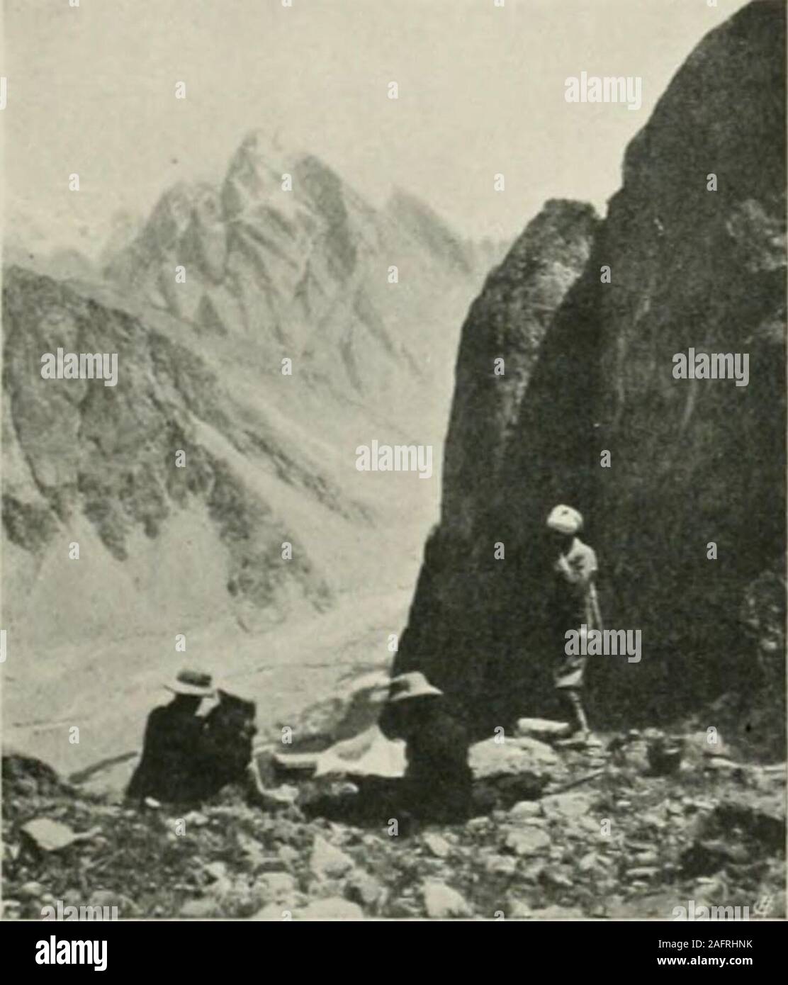 . Et de l'ouest Himalaya 1909 Karakoram, un compte de l'expédition de H. R. H. Prince Luigi Amedeo de Savoie, Duc des Abruzzes. résolution du problème d'thegreatest mayattain la hauteur à laquelle l'homme dans momitain cUmbing. Les physiologistes ont depuis longtemps l'attention sur un giventheir theeiiects d'étude de la réduction de l'atmosjihericpressure système humain,que ce soit dans baUoon greatheights à l'ascension par confinemeut roomscontrived ou dans la diminution artificielle de la pression de l'air. Theresult de ces expériences semblent démontrer que l'hfe est possible sous pression réduite de underatmospheric bien en dessous de la Banque D'Images