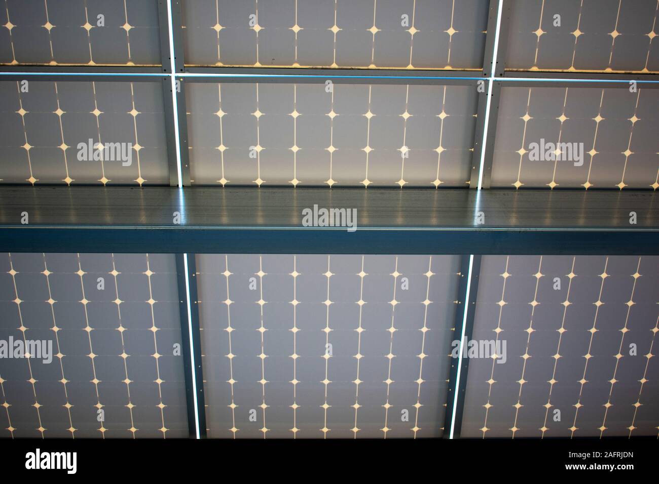 Dessous conception d'une installation de panneaux solaires l'énergie solaire sur le dessus de l'auvent garage de stationnement. Panneaux solaires transforment le rayonnement solaire en électricité et de fournir Banque D'Images