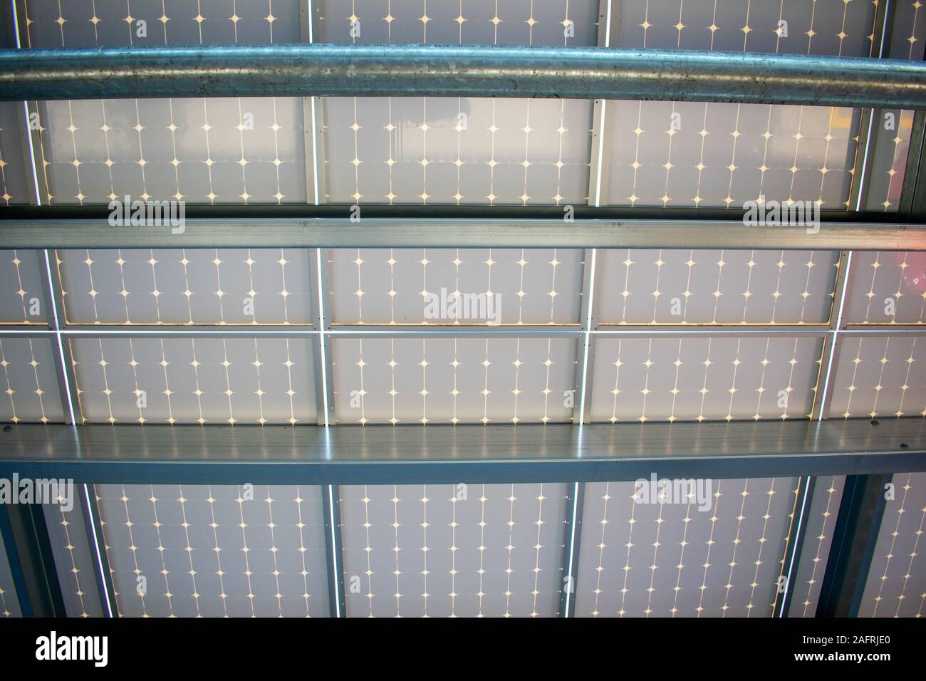 Dessous conception d'une installation de panneaux solaires l'énergie solaire sur le dessus de l'auvent garage de stationnement. Panneaux solaires transforment le rayonnement solaire en électricité et de fournir Banque D'Images