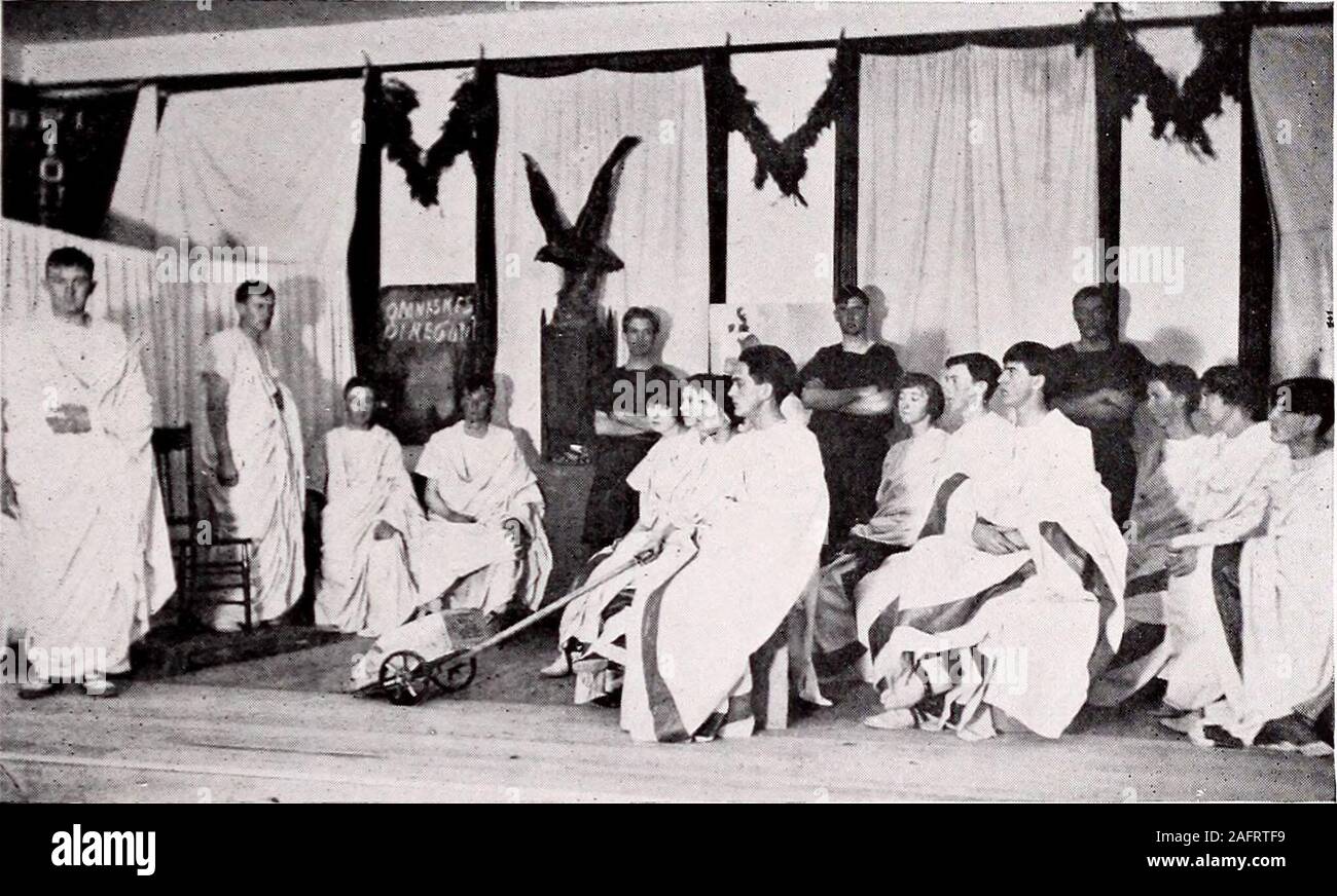 . Poly, La. Une école romaine. Distribution des personnages. Enseignant Magister Earl Beall Élèves Jules César Arthur Eklund Marcus Tullius Cicero  . Alex Guiler Quintus Cicero Bernice Baker Pompay Harriet Avent Brutus ---- Alden Avent Mark Anthony Minnie Anderson Hortensius .Frank Hunter Caecus Minnie Blackstone Catilina ...Harry Bolles Luculus Galdys Dickey Juges Marcus Grassus Wm, Husemeyer Archias Landis Merrill fils du juge, un étudiant de l'école de Rhétorique Rhodes Caius Crassus .....Professeur Douglas Wallace Paedogogus  . Guy Barnes, esclaves 3 philiP wmis blaves bervi j Leonard Niemi -57- Ode à Banque D'Images