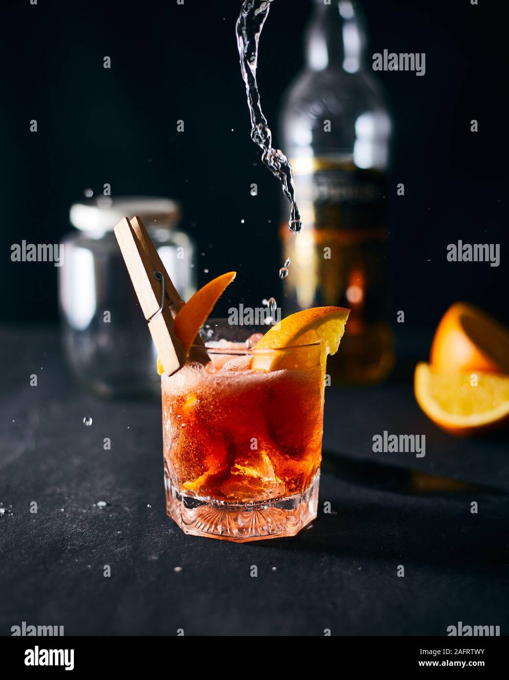 Cocktail sans alcool avec l'écorce d'orange et de la glace. Banque D'Images