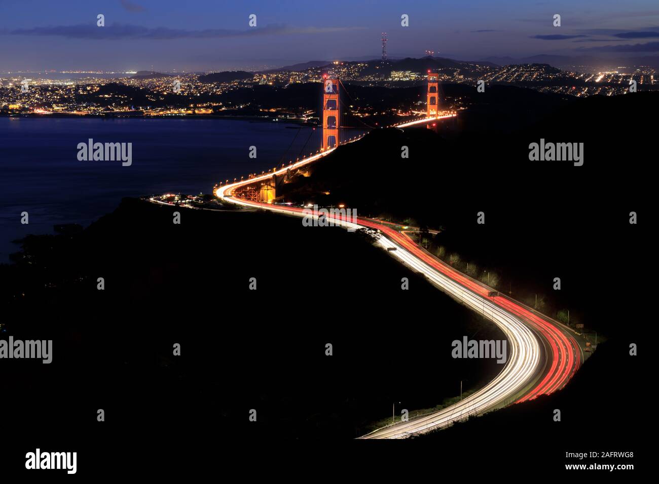 Le Golden Gate Bridge et US 101 brillants dans l'obscurité Banque D'Images