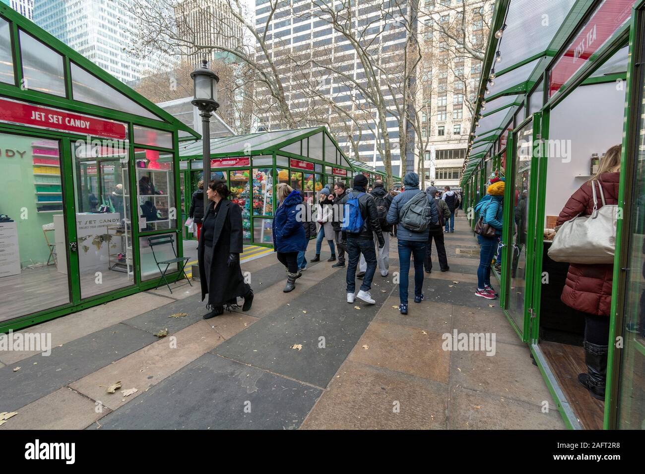 En regardant le marché des vacances de Noël à Bryant Park, New York, NY, États-Unis le 6 décembre 2019 Banque D'Images