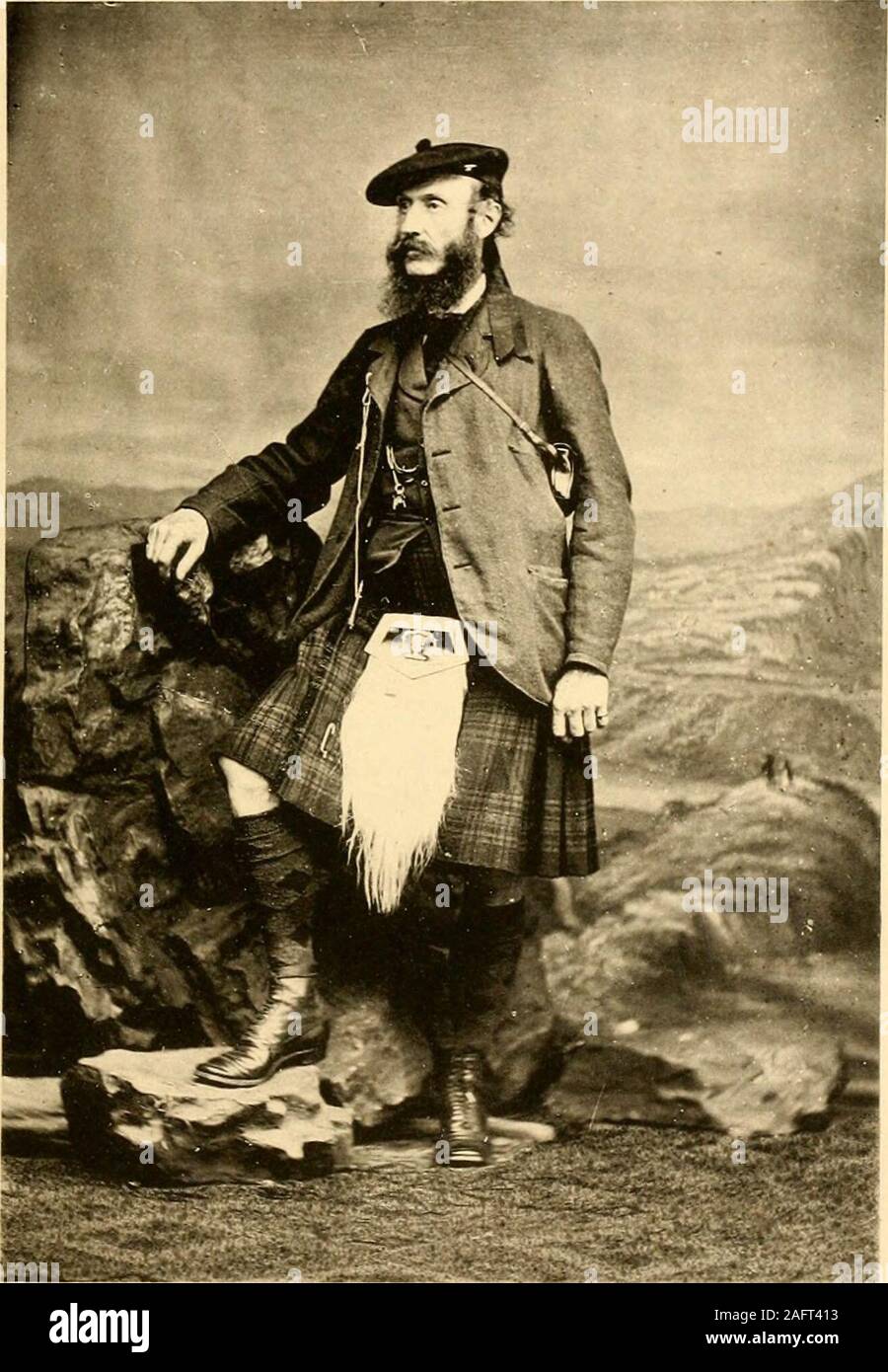 . Le rouge et blanc' 'livre de Menzies.... tracting et maintenant beaucoup d'amis. Monté sur hisHighland pony il était une figure plus familier à tous les spectacles de la société andAgricultural Highland. L'IHE 1878 témoignage à lui a la forme d'un silver tankard,des mines à Wanlockhead, présenté par le duc de Buccleuch. Le capitaine du clan avait un grand nombre des principales caractéristiques des Meinnareigh Menzies e.xceedingly,être fortes et résistantes, et peut être considérée comme un mélange de baleine,hickory, cendres, Heather Menzies, tartan, et Menzies, qui aussi actif comme il était tout en inhis prime ; la forte, spar Banque D'Images