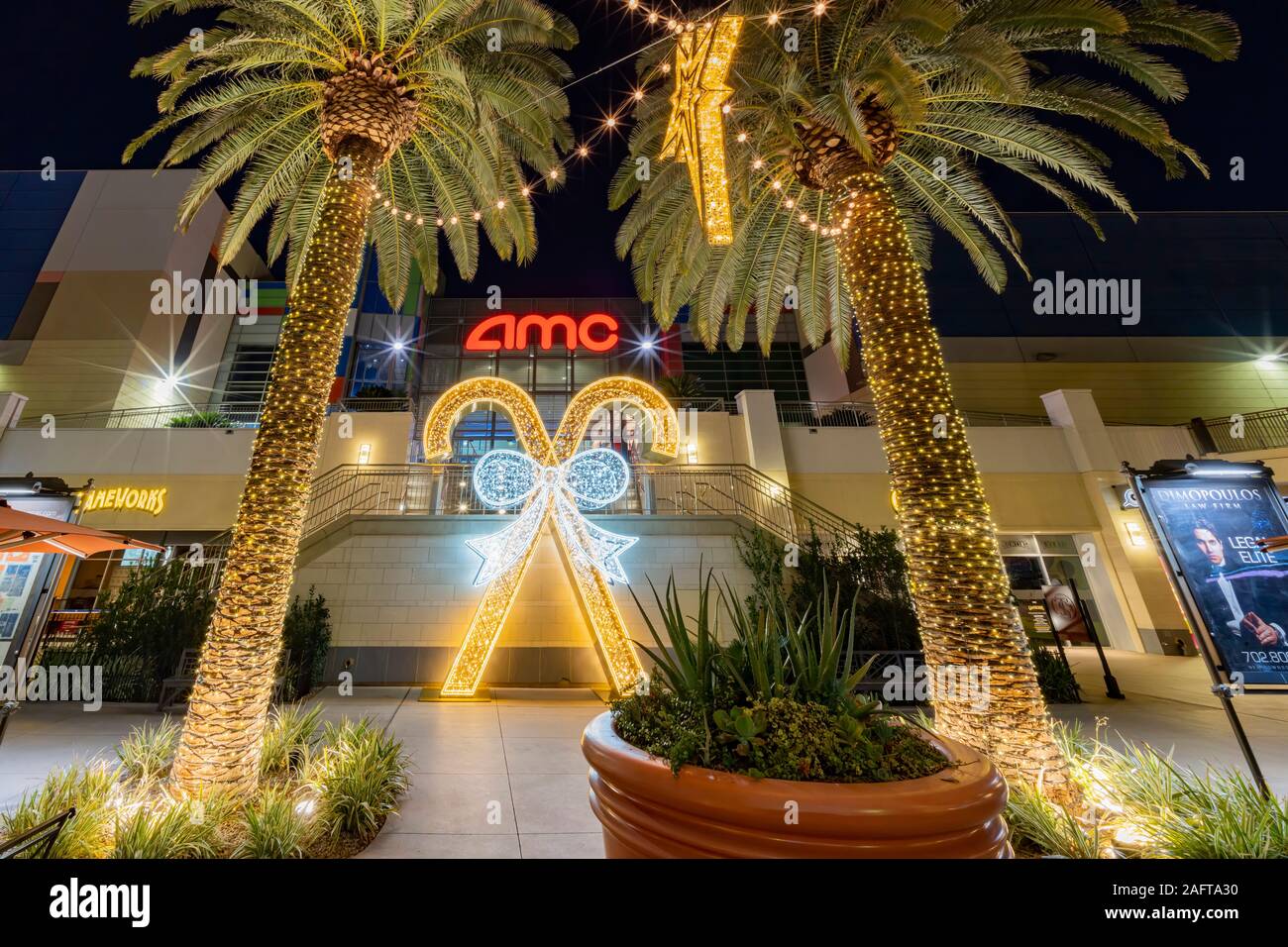 Las Vegas, DEC 12 : vue de la nuit de l'AMC theatre noël décoration de Town Square le 12 déc 2019 à Las Vegas, Nevada Banque D'Images