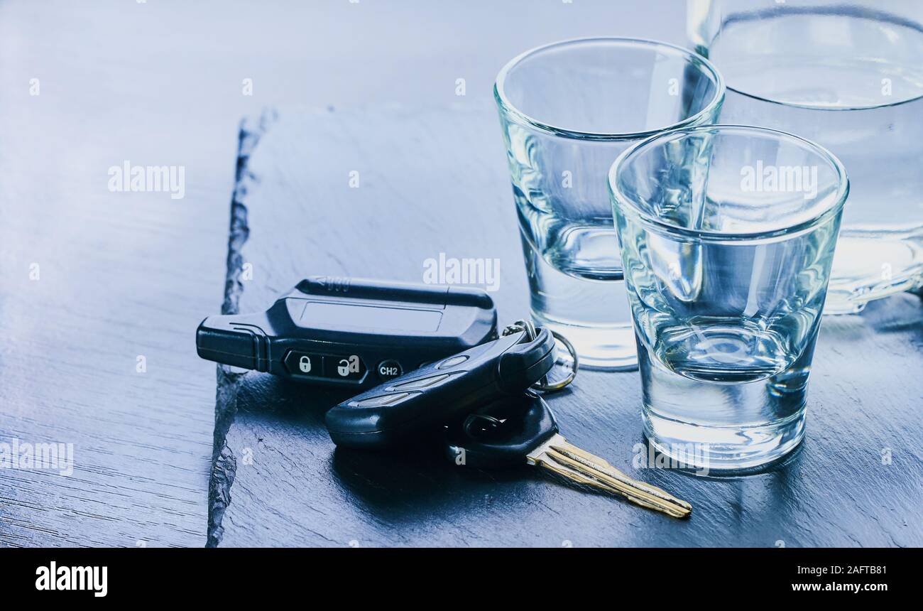 Boisson alcoolisée et clés de voiture sur fond sombre Banque D'Images