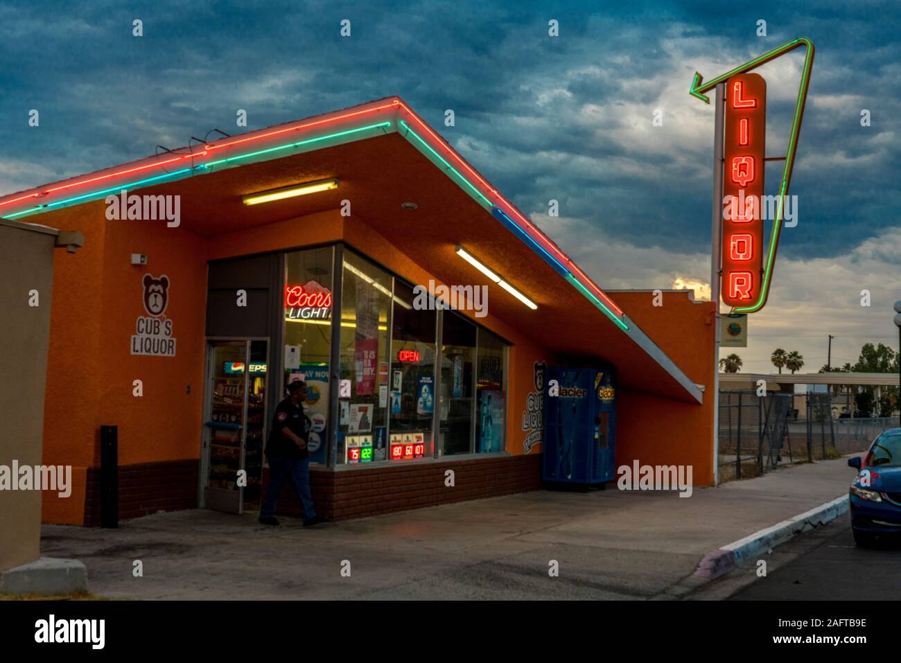 24 juillet 2019 - La vieille route 66, aiguilles, en Californie , USA - Ancienne Route 66 Liquor Store en néon, aiguilles, Californie le long de l'autoroute 40 Banque D'Images