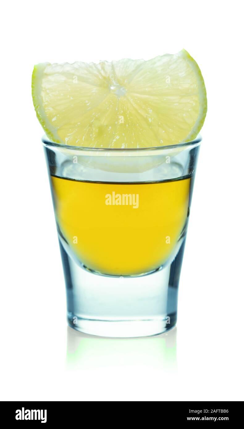 Avec le verre d'alcool fort et de citron sur un fond isolé blanc Banque D'Images