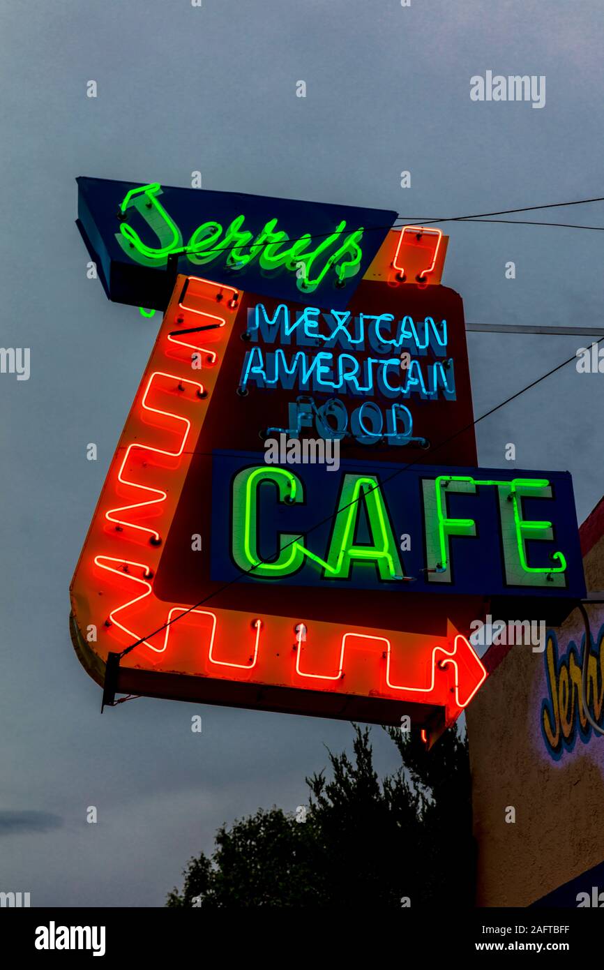 24 juillet 2019 - La vieille route 66, Gallup, NOUVEAU MEXIQUE , USA - vieille Route 66 présente l'enseigne au néon Restaurant Mexicain pour Mexicoalong Gallup Nouvelle Interstate 40 Banque D'Images