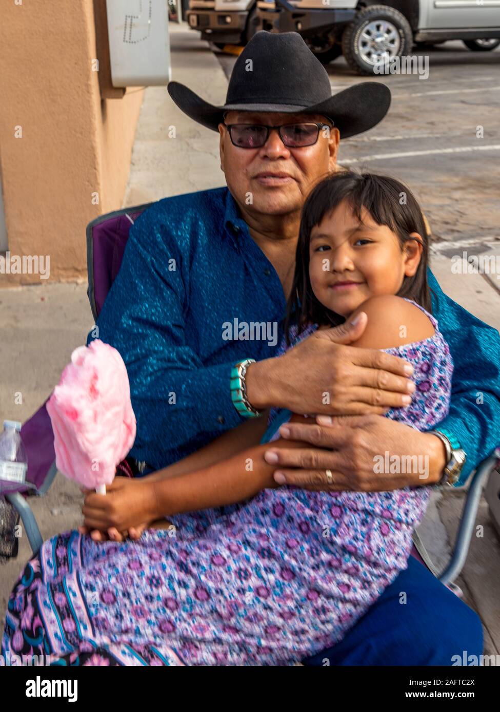 10 AOÛT 2019 - GALLUP NEW MEXICO, USA - Portraits d'homme et petite fille à Gallup 98e Inter-tribal Indian Ceremonial, Nouveau Mexique Banque D'Images