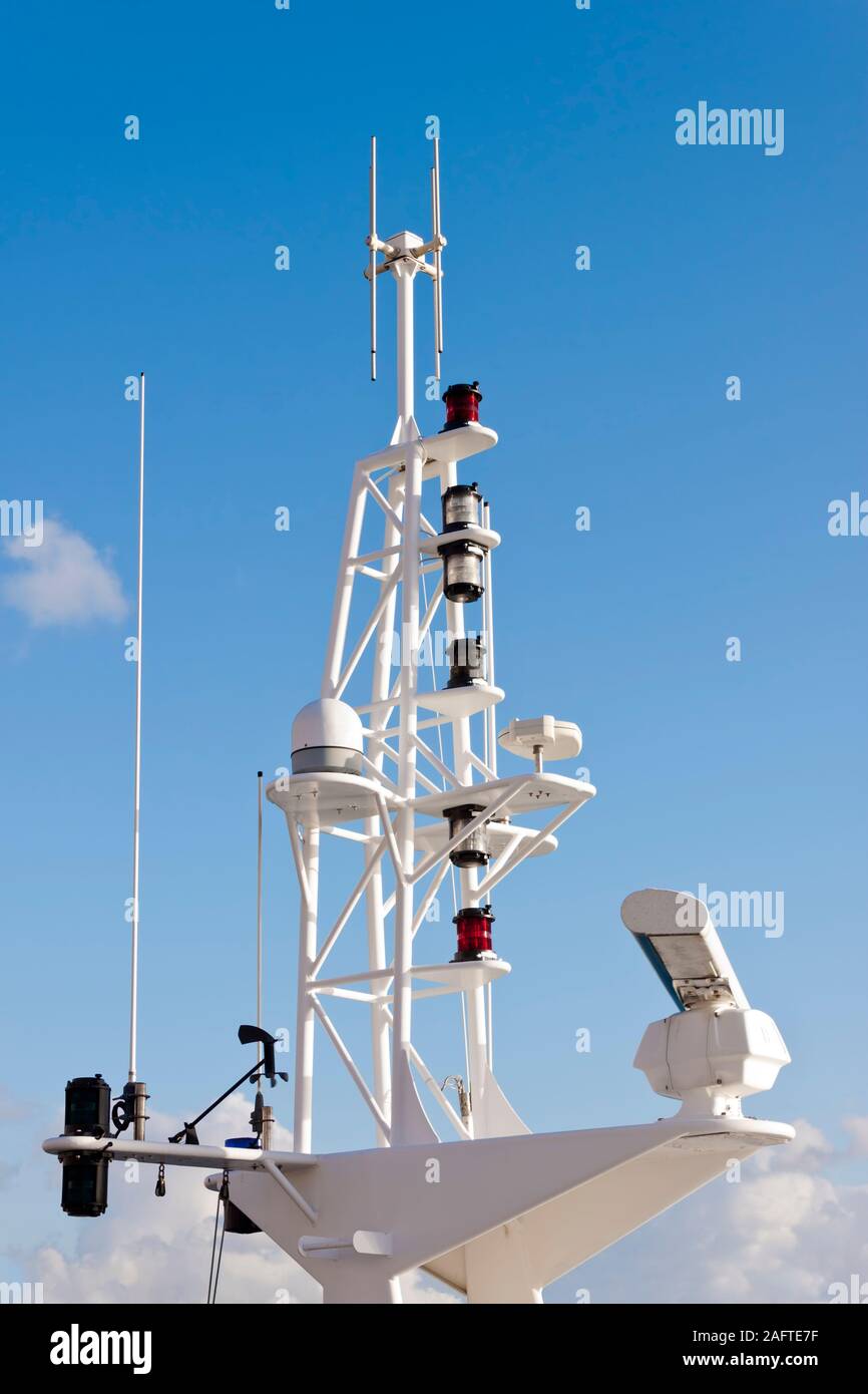 Antennes, radar, anémomètre et autres équipements de communication et de navigation sur le mât d'un navire. Banque D'Images