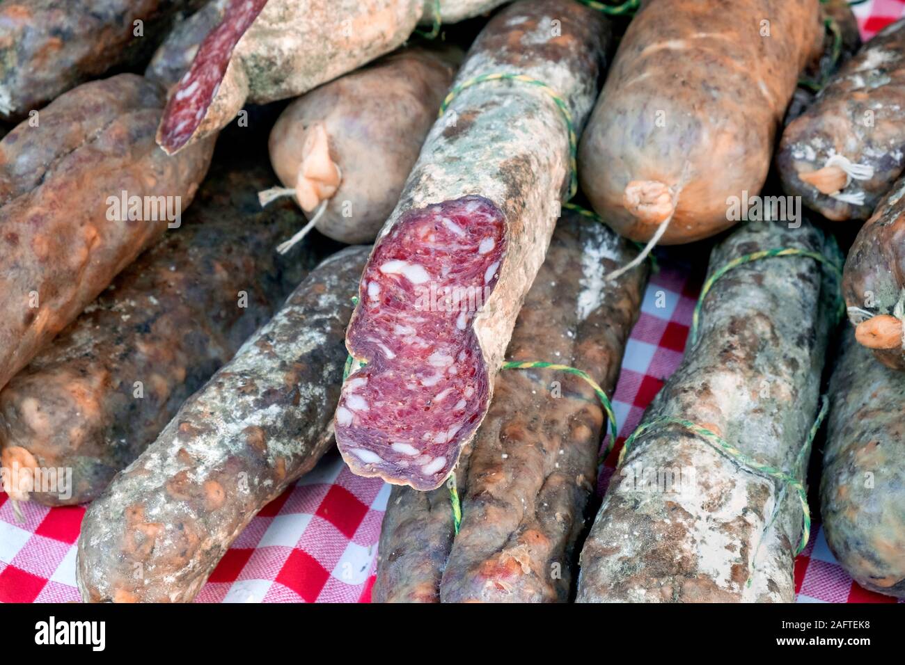 Saucisses à la vente au marché d'Arles, Boulevard des Lices, Arles, Provence, France, Europe Banque D'Images