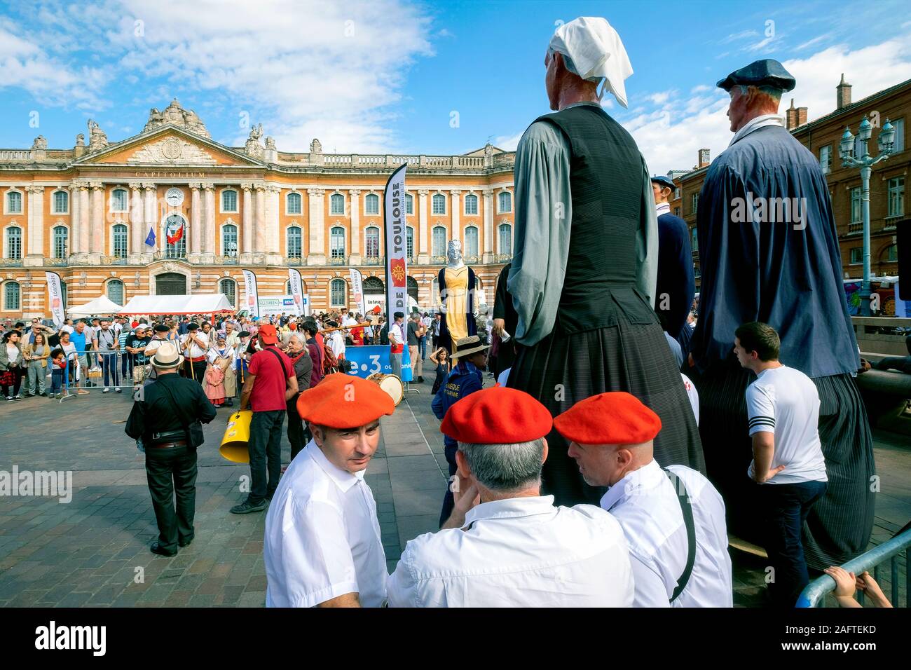 Gigantes y Cabezudos / géant et dirigés par des grandes figures, Capitole de Toulouse L'Hôtel de Ville, Place du Capitole, Toulouse, Haute-Garonne, France Banque D'Images