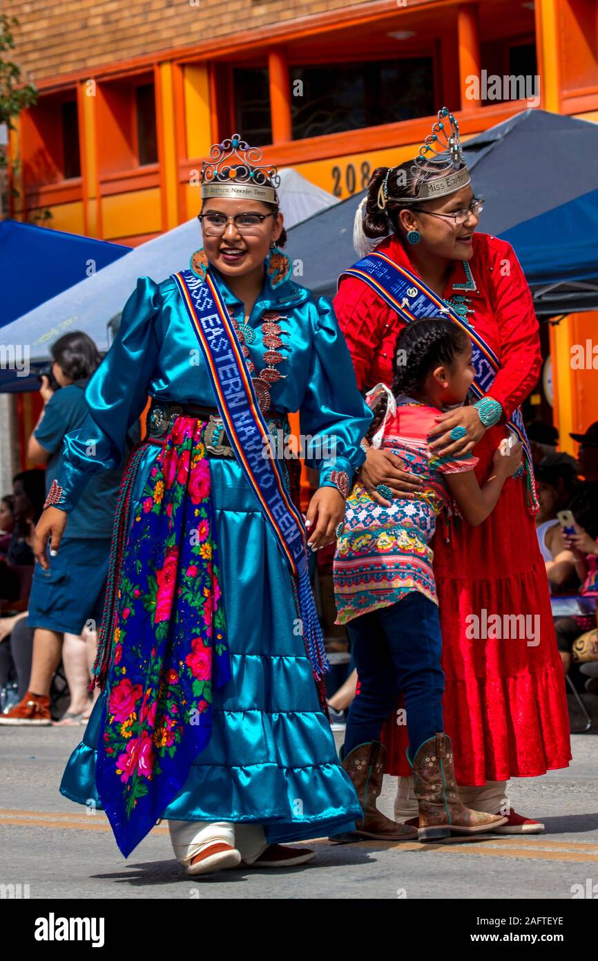 10 AOÛT 2019 - GALLUP NEW MEXICO, USA - Portraits d'Amérindiens Navajo avec childrenat & 98e sondage Inter-tribal Indian Ceremonial, Nouveau Mexique Banque D'Images