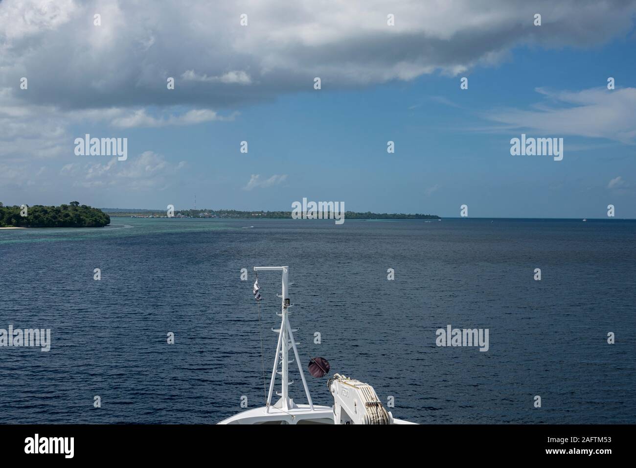 Du Ponant L'Austral expedition cruise ship au parc marin de Wakatobi, Indonésie Banque D'Images