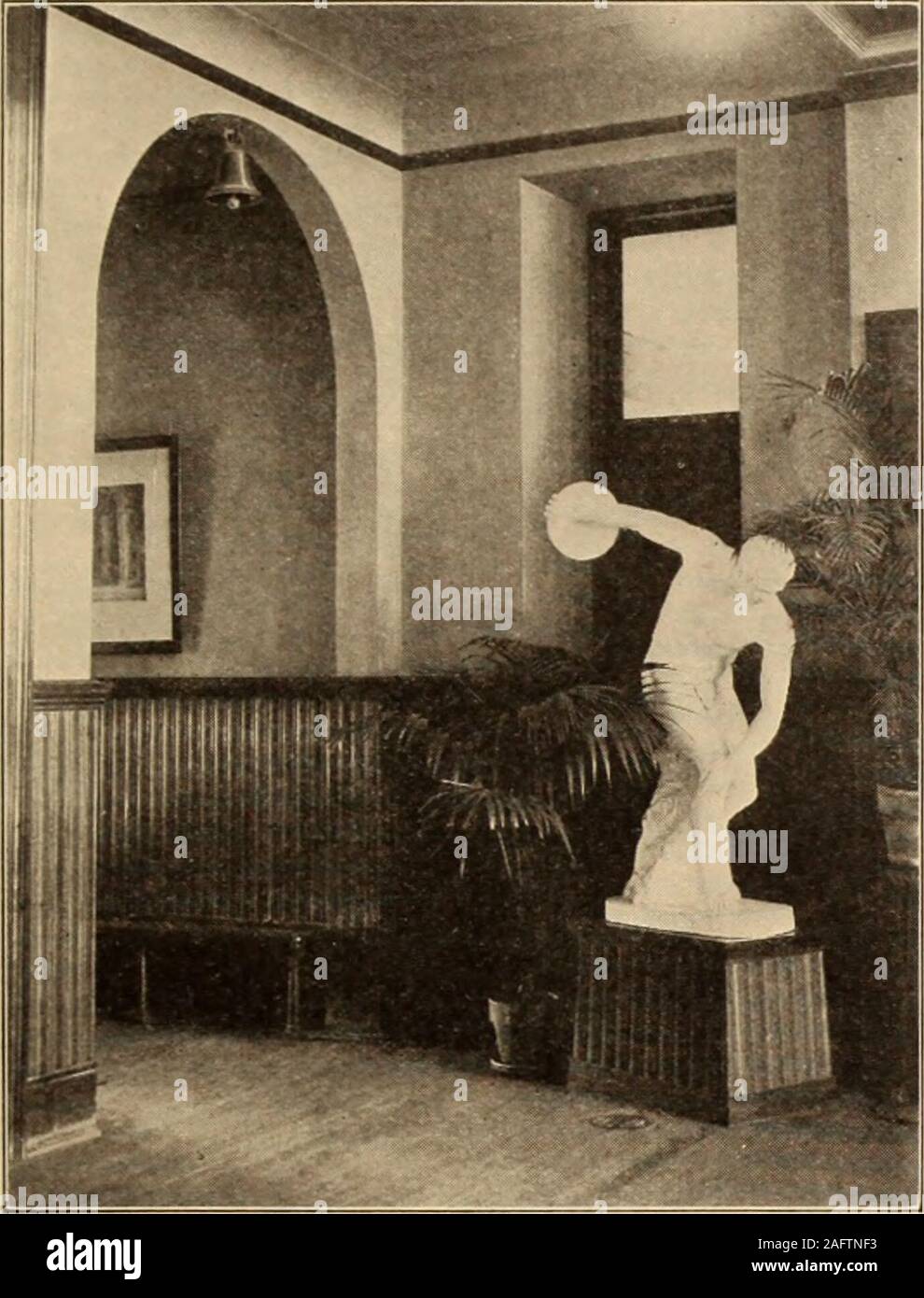 . L'histoire du méthodisme. n'est pas supérieur, à quoi que ce soit de la nature dans le pays.Avant c'était terminé, il avait coûté 40 000 $, la plupart de qui a été recueillie dans de petites sommes d'un grand nombre de contrib-utors, de loin le plus grand nombre d'entre eux étaient pauvres. Le premier chef du collège était le Rév. M. Heath, amiddle-âgés de Église d'Angleterre, qui avait d'un beenmaster grammar school à Kidderminster. L'letterin Coke qui lui a offert le poste a quelques interestingpassages. Le collège, écrit-il, est érigé sur le theplan de notre école à Kingswood. Je crois qu'il est un haveabout nukaluna Banque D'Images