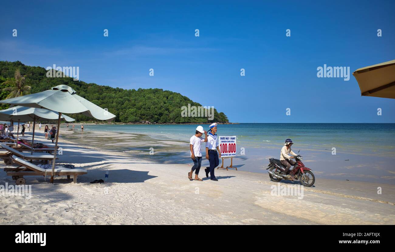 L'île de Phu Quoc, Vietnam - 27 mars 2019 : moteur biker et les marins traversant la plage Banque D'Images