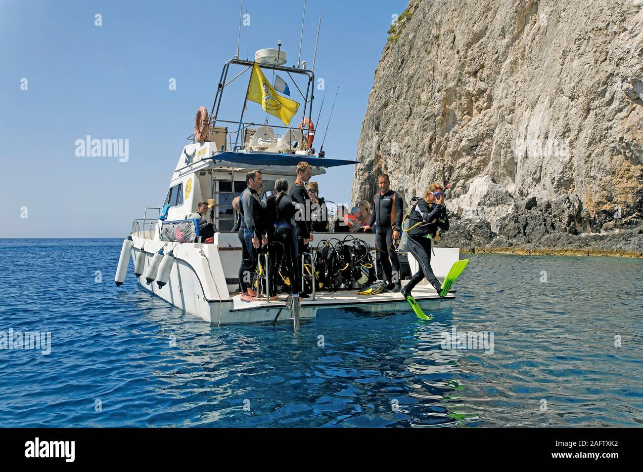 Scuba Diver sauter de bateau dans la mer, l'île de Zakynthos, Grèce Banque D'Images