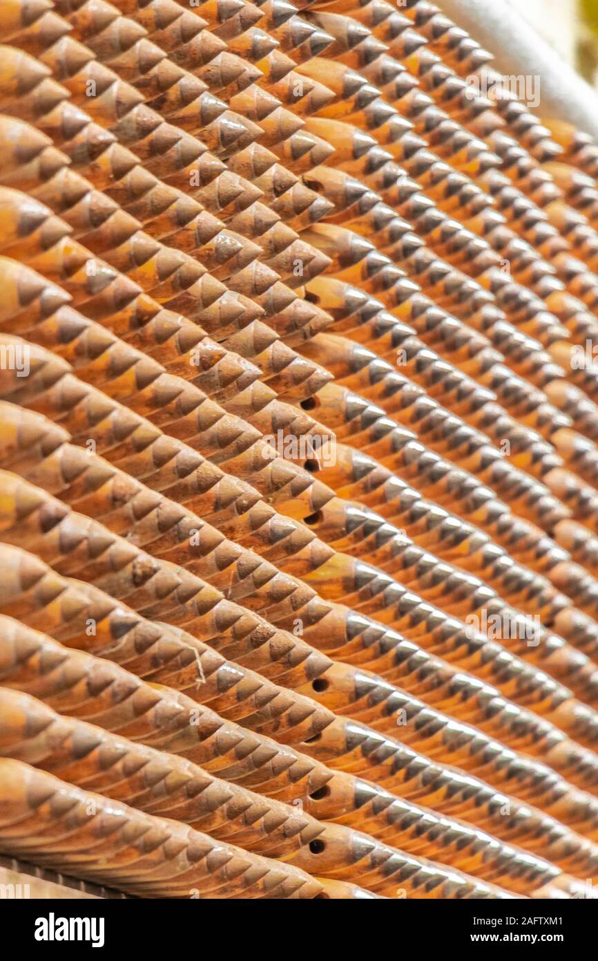 Abstraite de pile de canettes à Sir Richard Arkwright de coton et l'usine de textile à Masson Mills Museum Derbyshire UK Banque D'Images