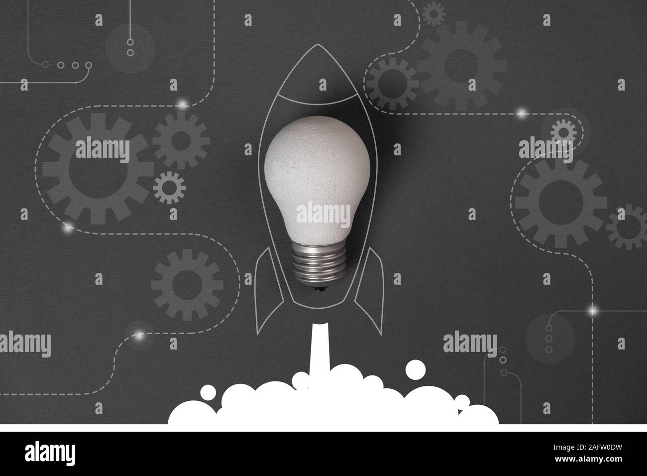 Idée créative concept avec bureau, papier froissé lampe blanche et d'une connexion réseau sur fond d'interface virtuelle, une technologie innovante en sc Banque D'Images