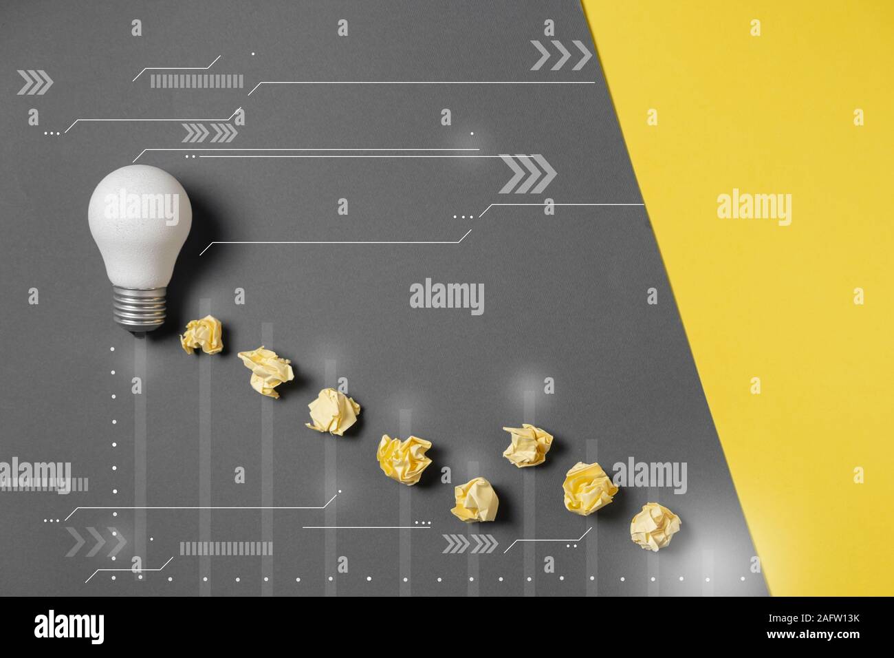 Idée créative concept avec bureau, papier froissé lampe blanche et d'une connexion réseau sur fond d'interface virtuelle, une technologie innovante en sc Banque D'Images