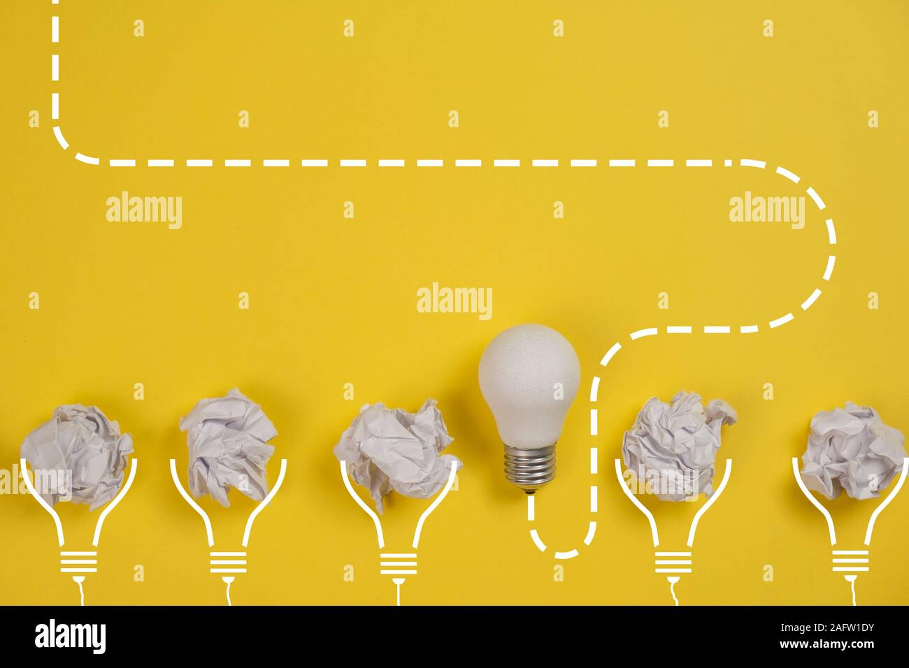 Nouvelle idée concept avec le papier de bureau et froissé lampe blanche sur fond jaune. Solution créative au cours de session de brainstorming concept. Appartement la Banque D'Images