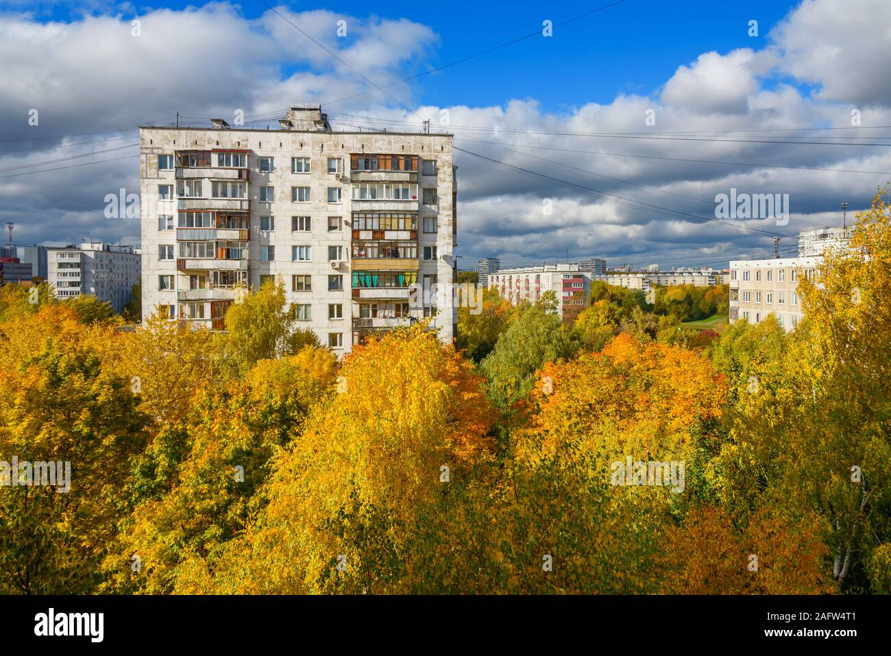 La vue depuis la fenêtre sur la Chertanovo à Moscou à l'automne Banque D'Images