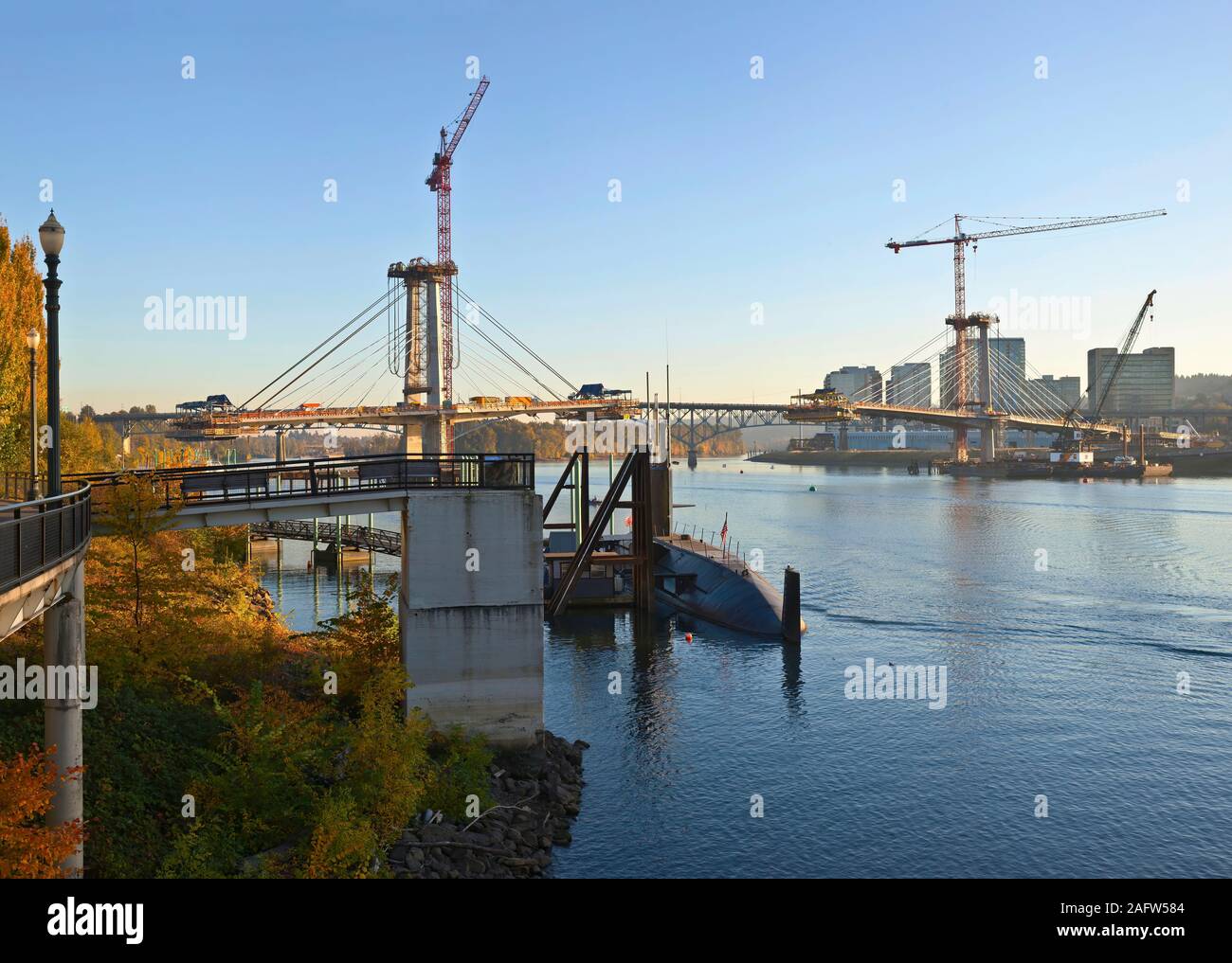 Au coucher du soleil Vue de la construction d'un nouveau pont à Portland (Oregon). Banque D'Images