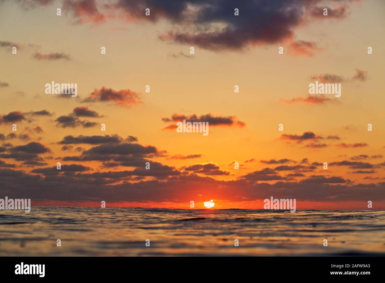 Coucher de soleil sur l'horizon de l'océan tranquille, Punta de Mita, Nayarit, Mexique Banque D'Images