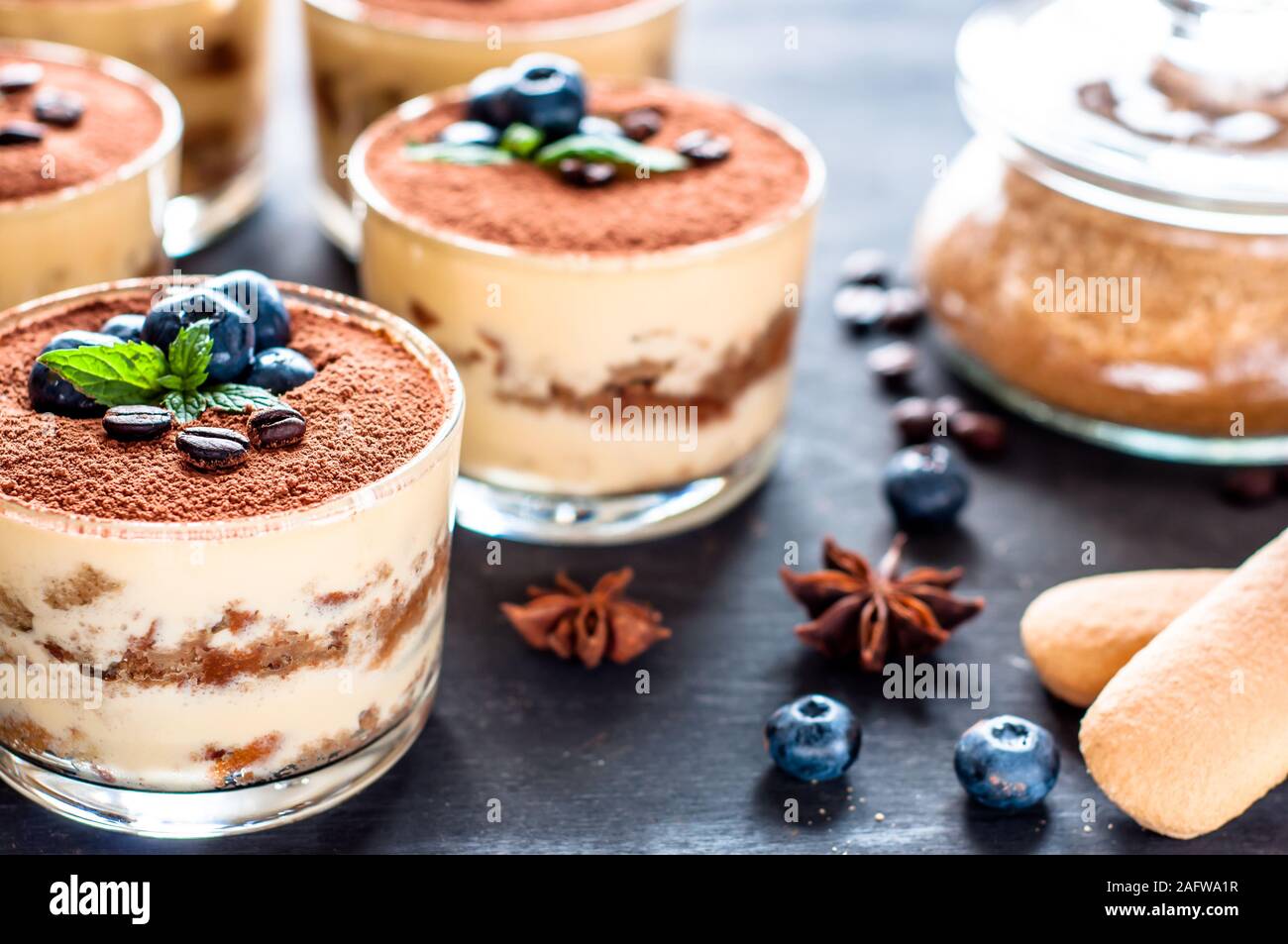 Tiramisu dessert dans des verres, décorés avec des bleuets et menthe et  grains de café, le concept de vie délicieux Photo Stock - Alamy