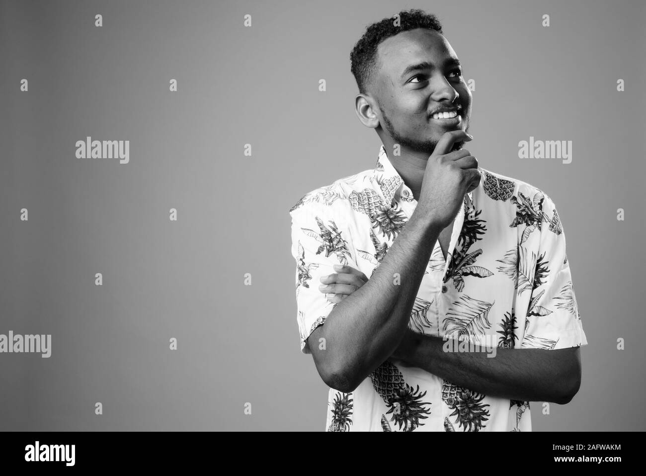 Beau jeune homme touristiques Africaines prêt pour locations Banque D'Images