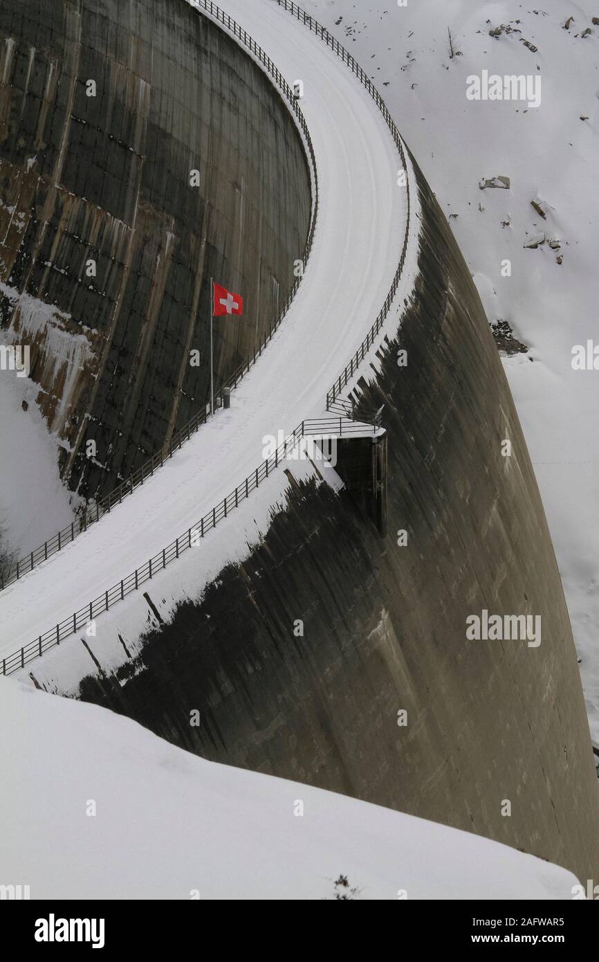 Drapeau suisse au barrage de neige, Vals, Canton des Grisons, Suisse Banque D'Images