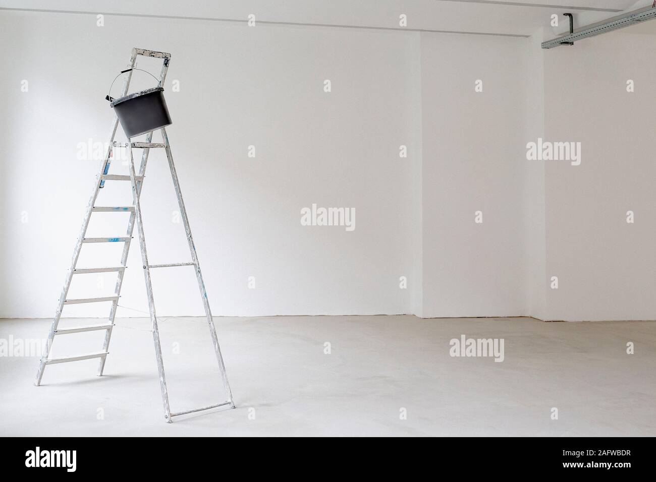 Échelle en salle vide at construction site Banque D'Images