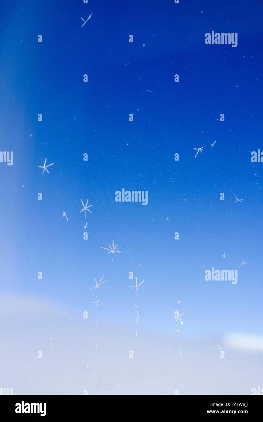 La formation de cristaux de glace sur la fenêtre de l'avion Banque D'Images