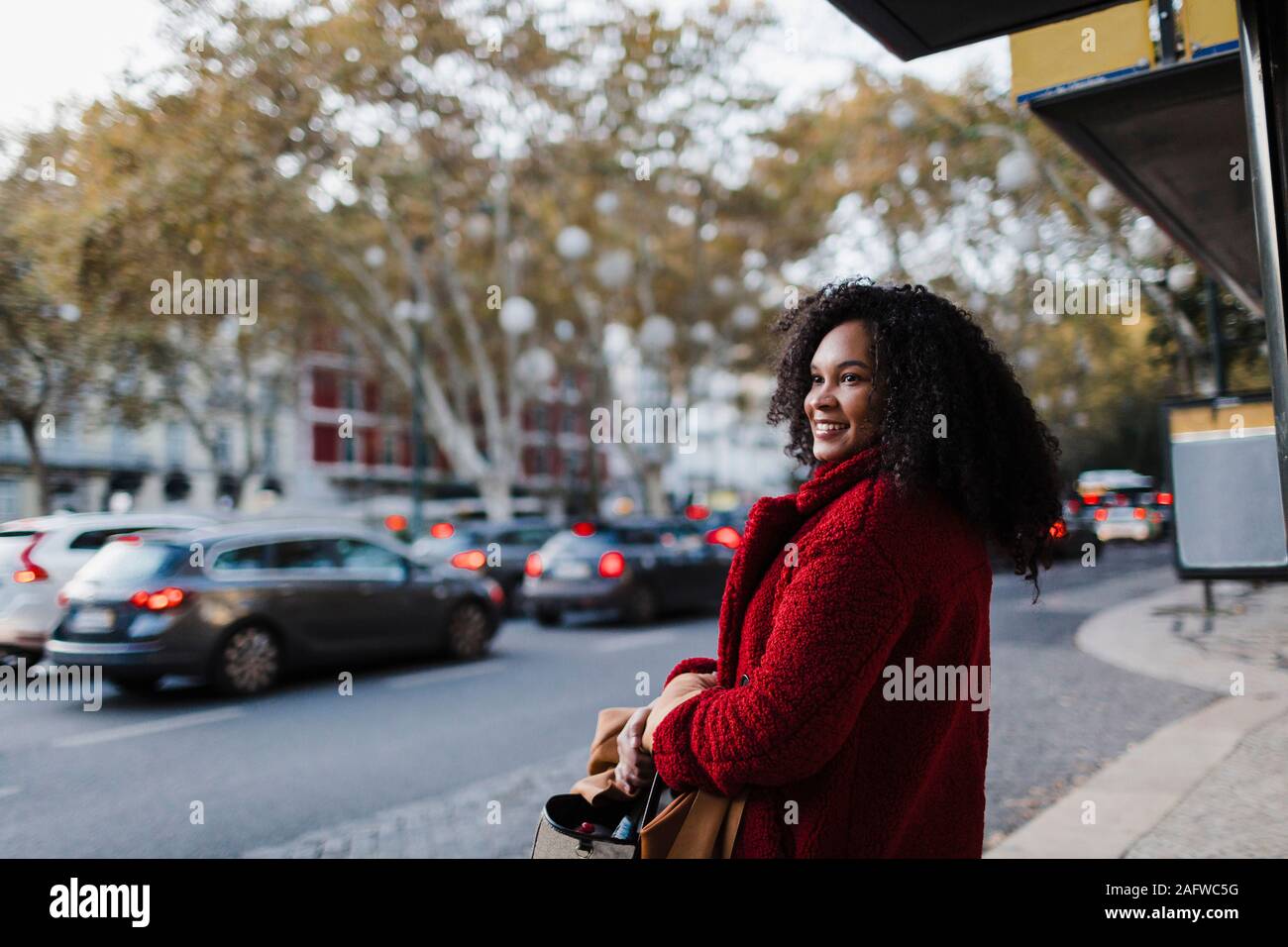 Jeune femme sur un trottoir urbain Banque D'Images