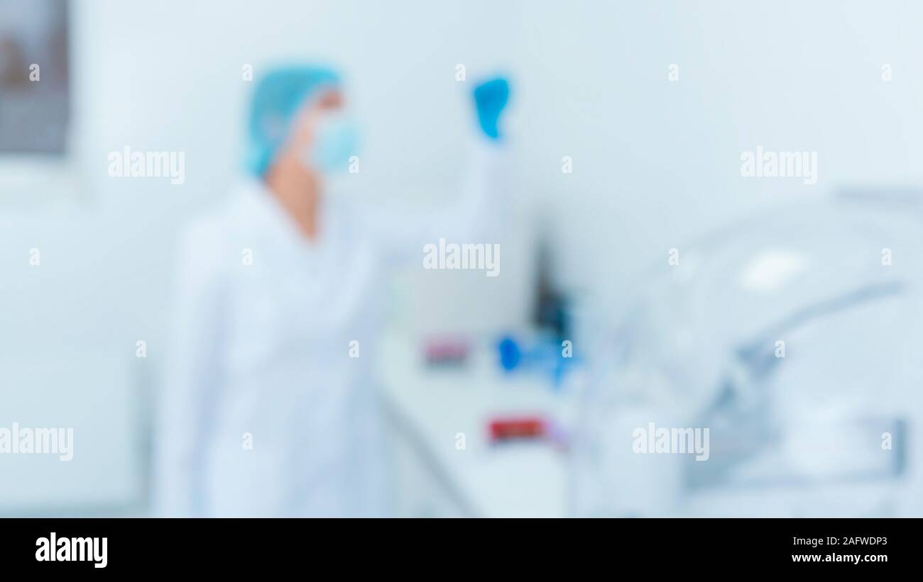 La Silhouette floue de son assistant tenant en main des échantillons pour l'analyse Banque D'Images