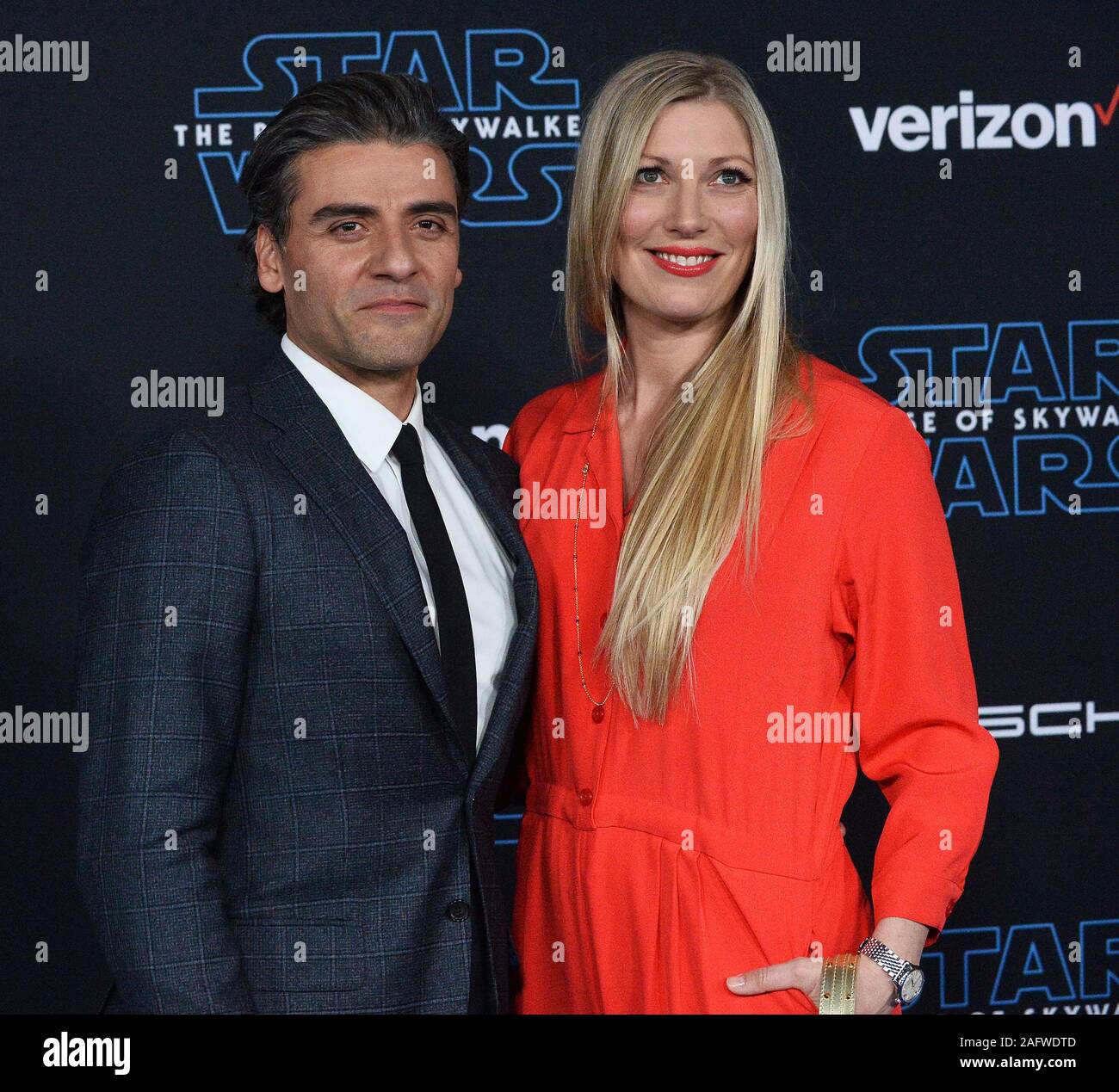 Los Angeles, United States. 25Th Dec 2019. Le CCCNT Oscar acteur (L) et réalisateur épouse Elvira Lind assister à la première mondiale de la motion picture fantasy sci-fi ' : la montée de Skywalker" au théâtre chinois de Grauman dans la section Hollywood de Los Angeles le Lundi, Décembre 16, 2019. Scénario : les visages de la résistance de la première commande une fois de plus dans le dernier chapitre de la saga Skywalker. Photo par Jim Ruymen/UPI UPI : Crédit/Alamy Live News Banque D'Images